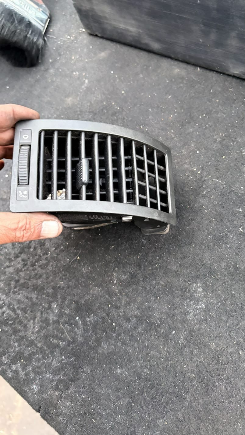 VW POLO 9N3 MK4 DRIVER/RIGHT SIDE FRONT AIR VENT DUCT 6Q0819704 2009