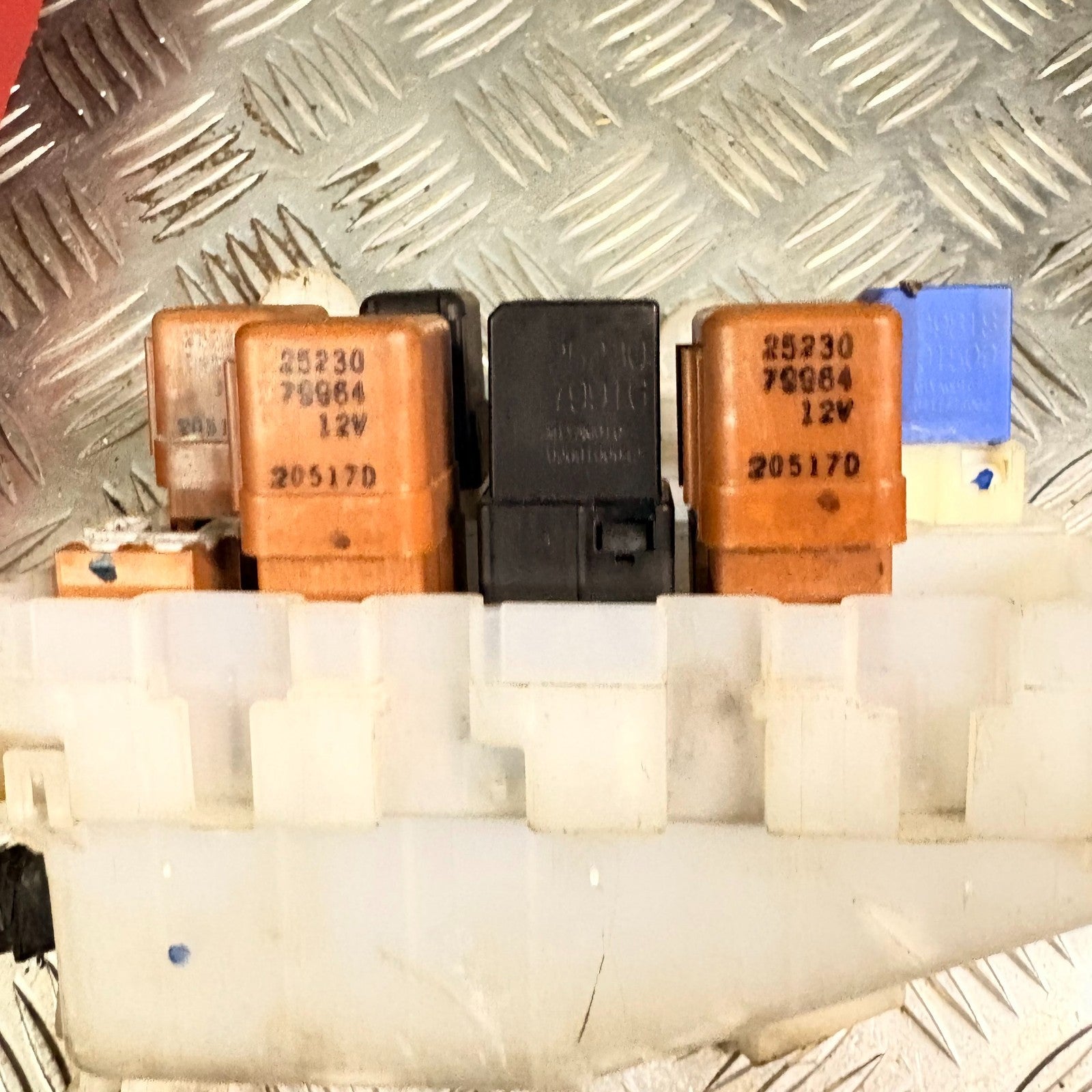 NISSAN X-TRAIL MK1 UNDER BONNET FUSE BOX BOARD 2001-07