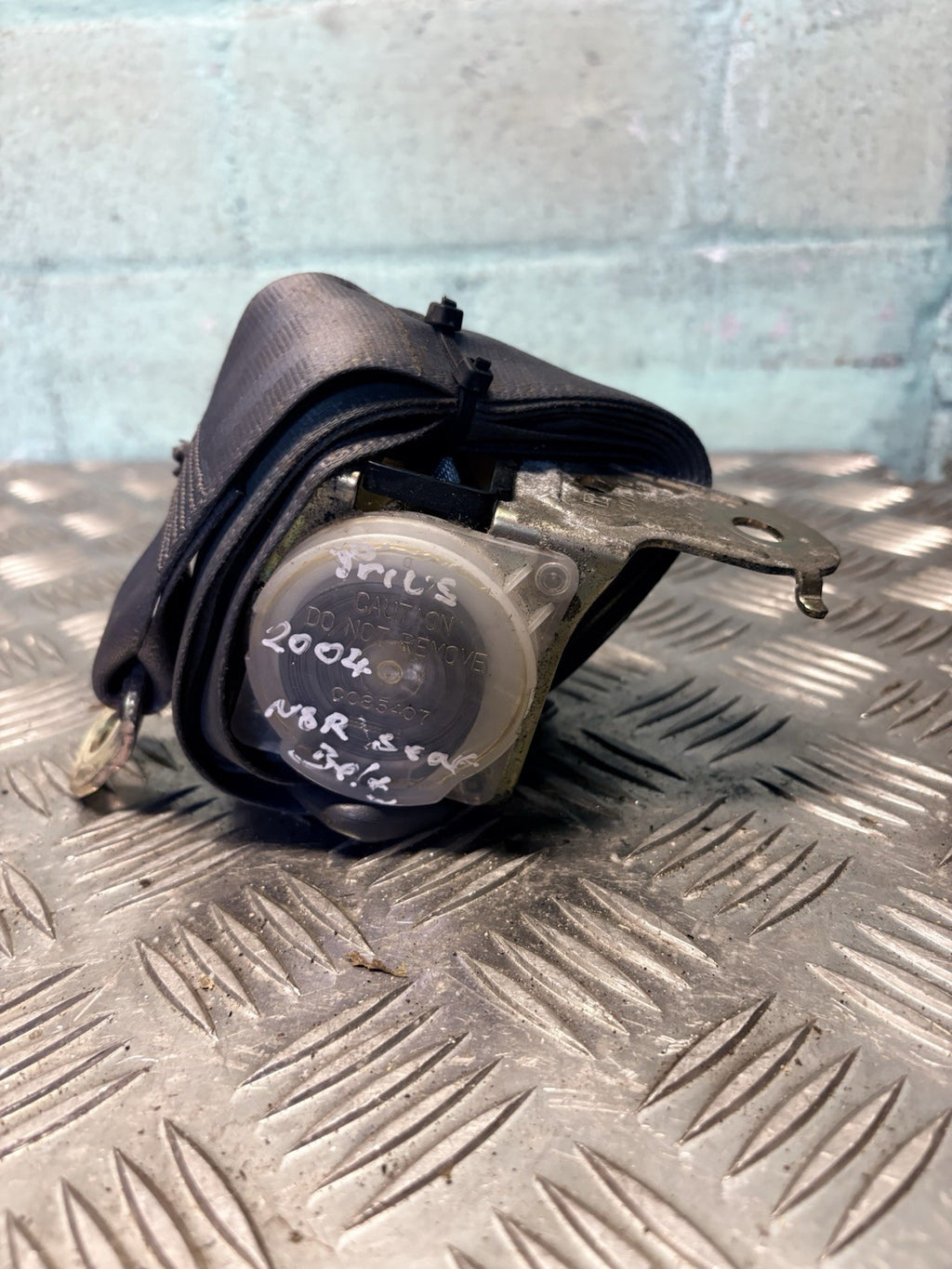 2005 TOYOTA PRIUS FRONT LEFT PASSENGER SIDE SEAT BELT 7L8230-P