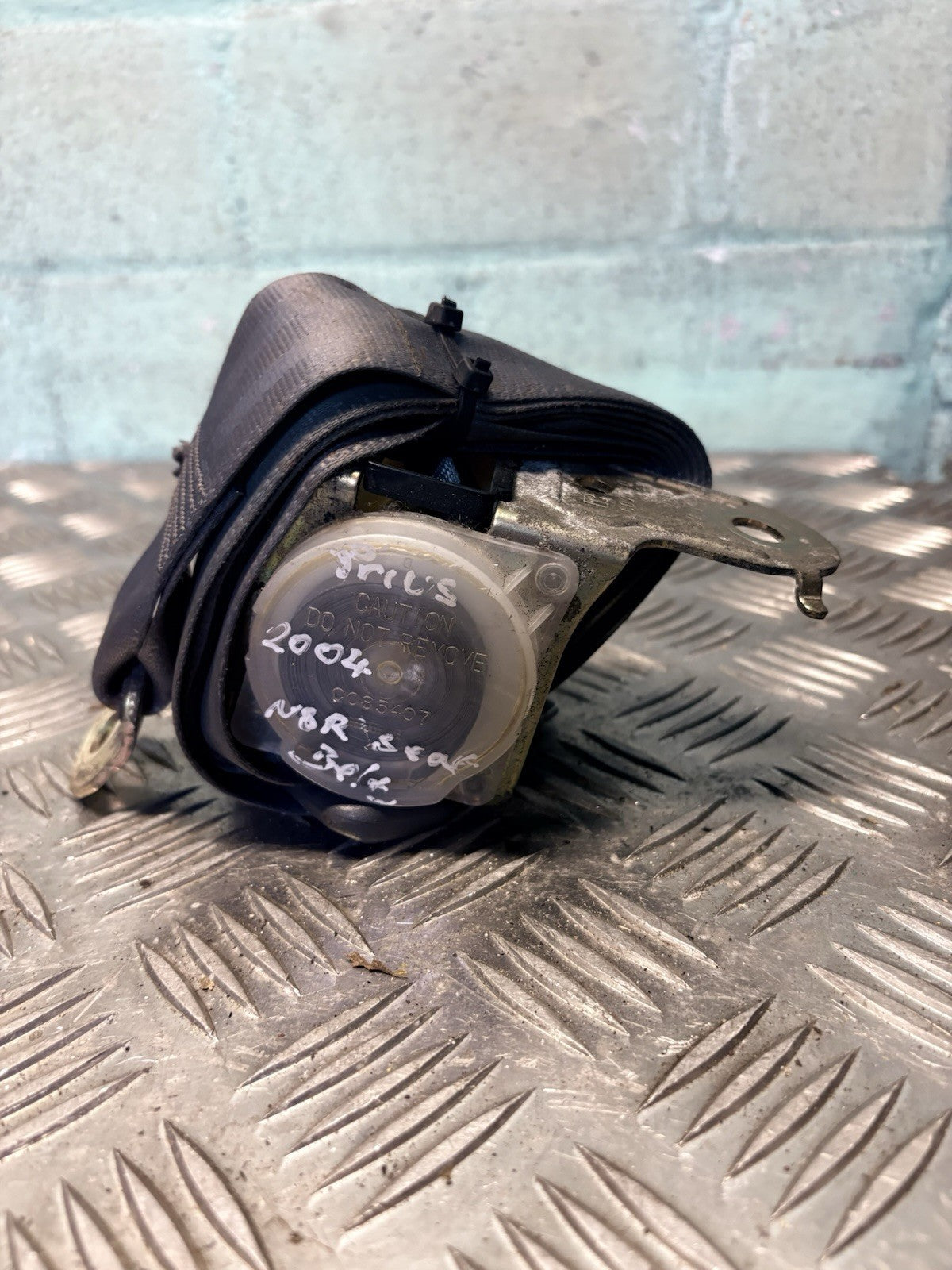 2005 TOYOTA PRIUS FRONT LEFT PASSENGER SIDE SEAT BELT 7L8230-P