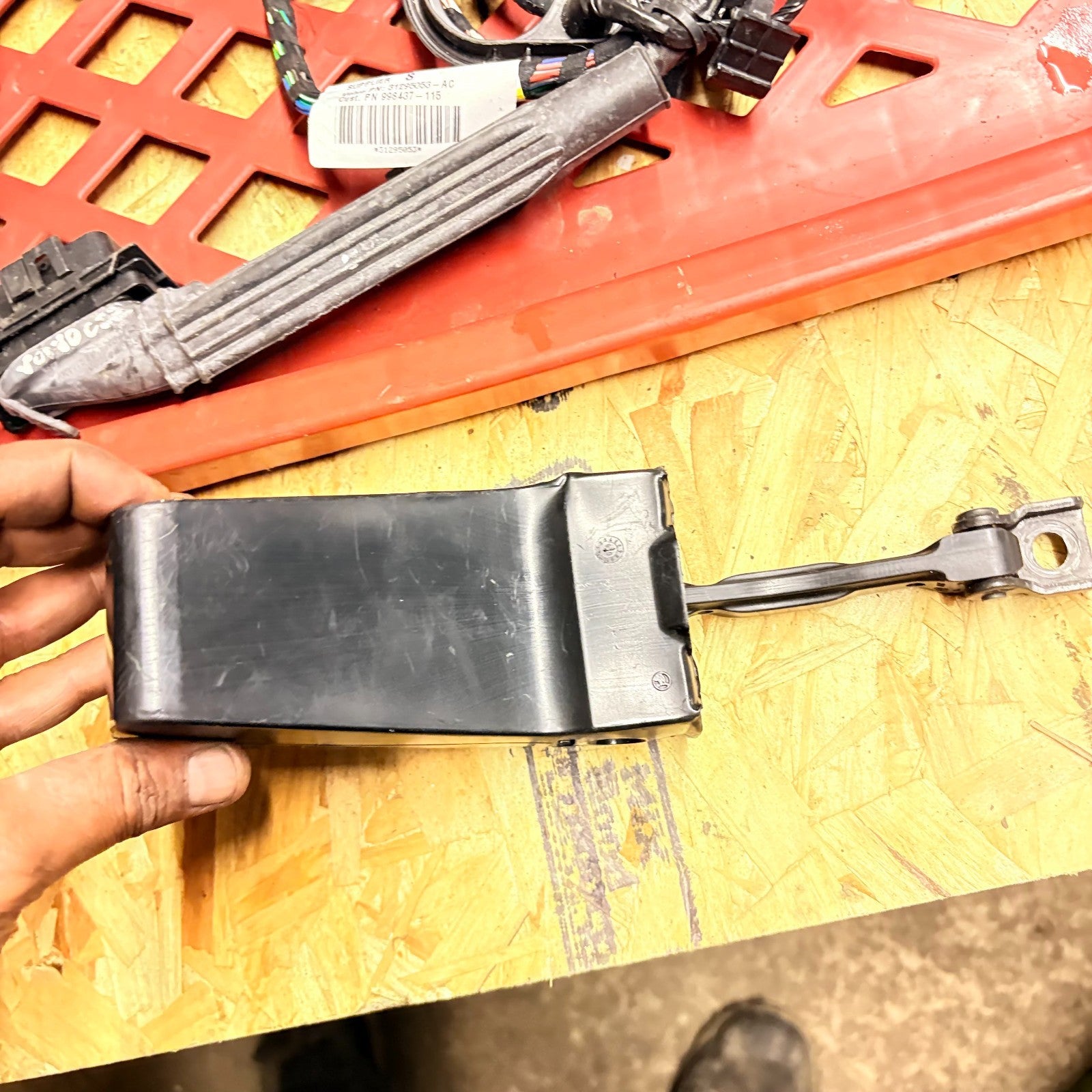 2009 SKODA SUPERB N/S/F PASSDENGER SIDE LEFT FRONT DOOR CATCH STRAP