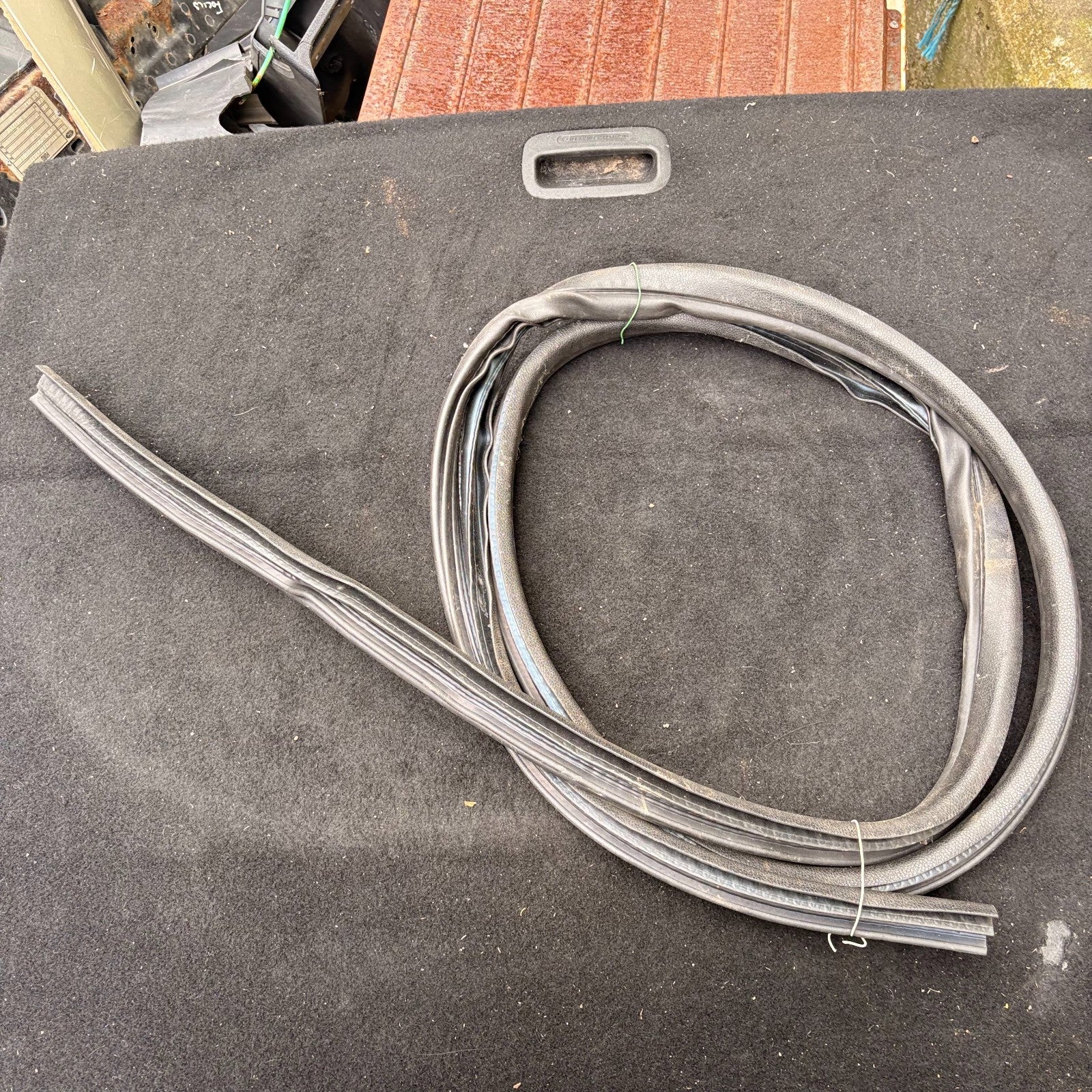 FORD C-MAX MK2 2010-2019 REAR LEFT N/S REAR DOOR RUBBER WEATHERSTRIP