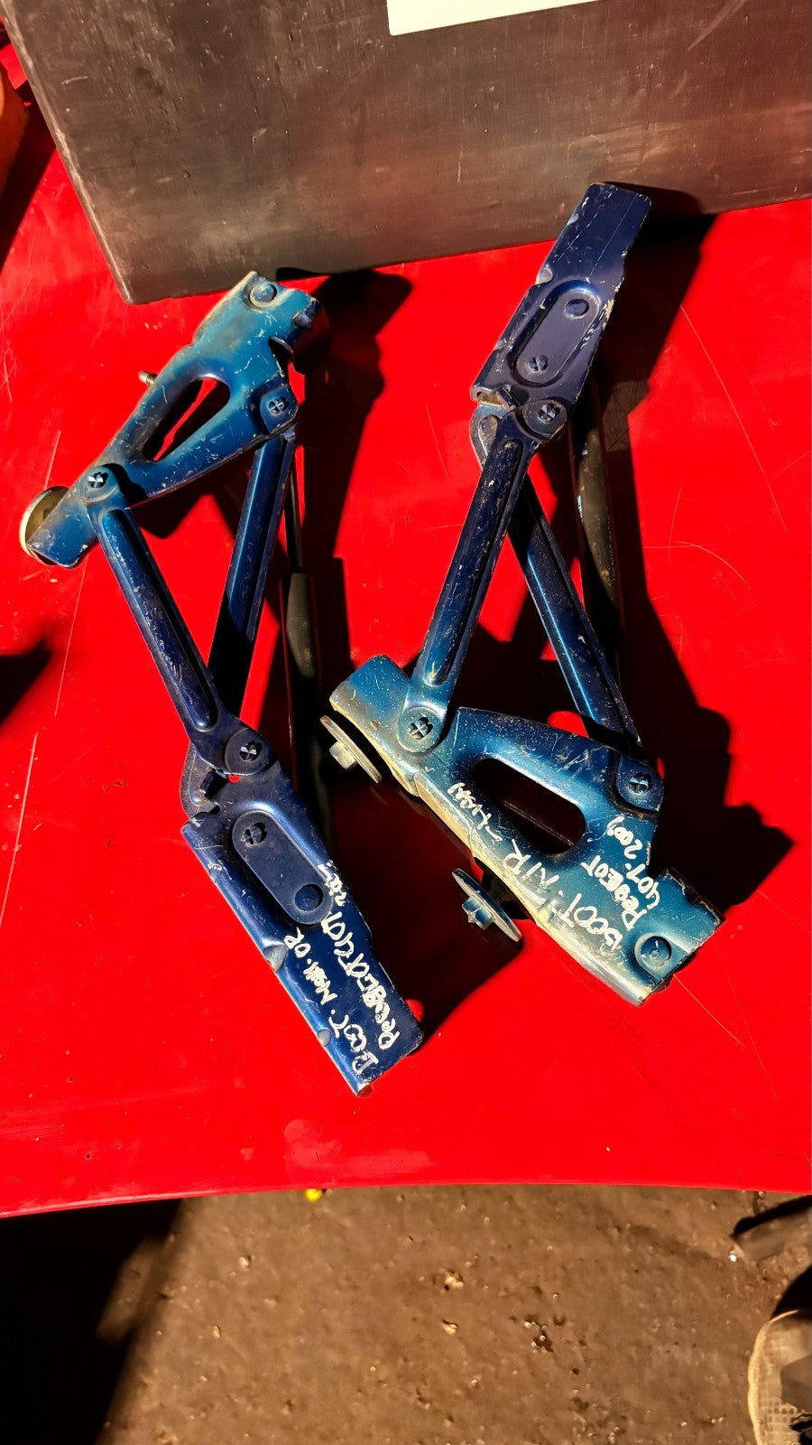 Rear hood Hinges for Peugeot 407 2007