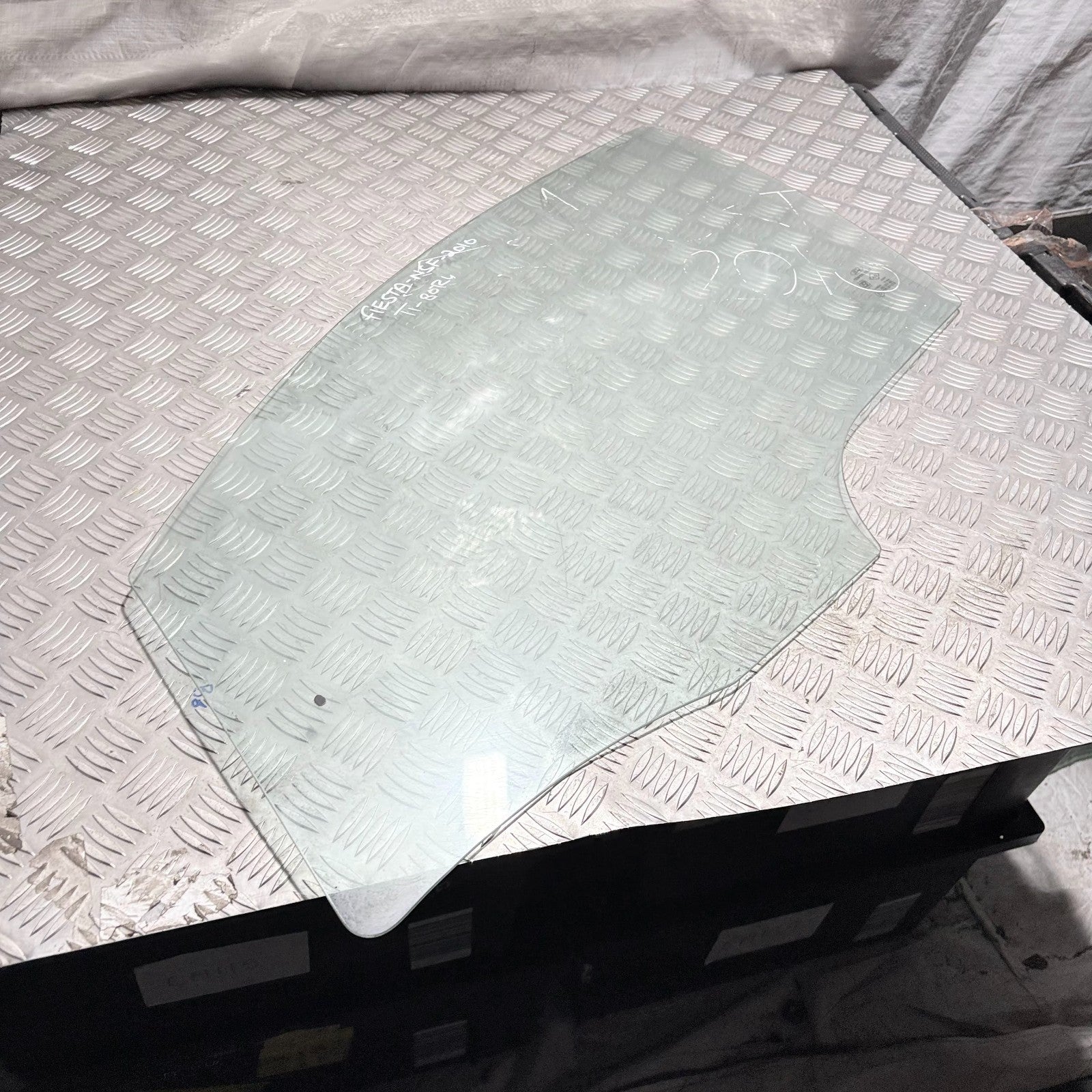 FORD FIESTA 2010 LEFT FRONT PASSENGER SIDE DOOR GLASS