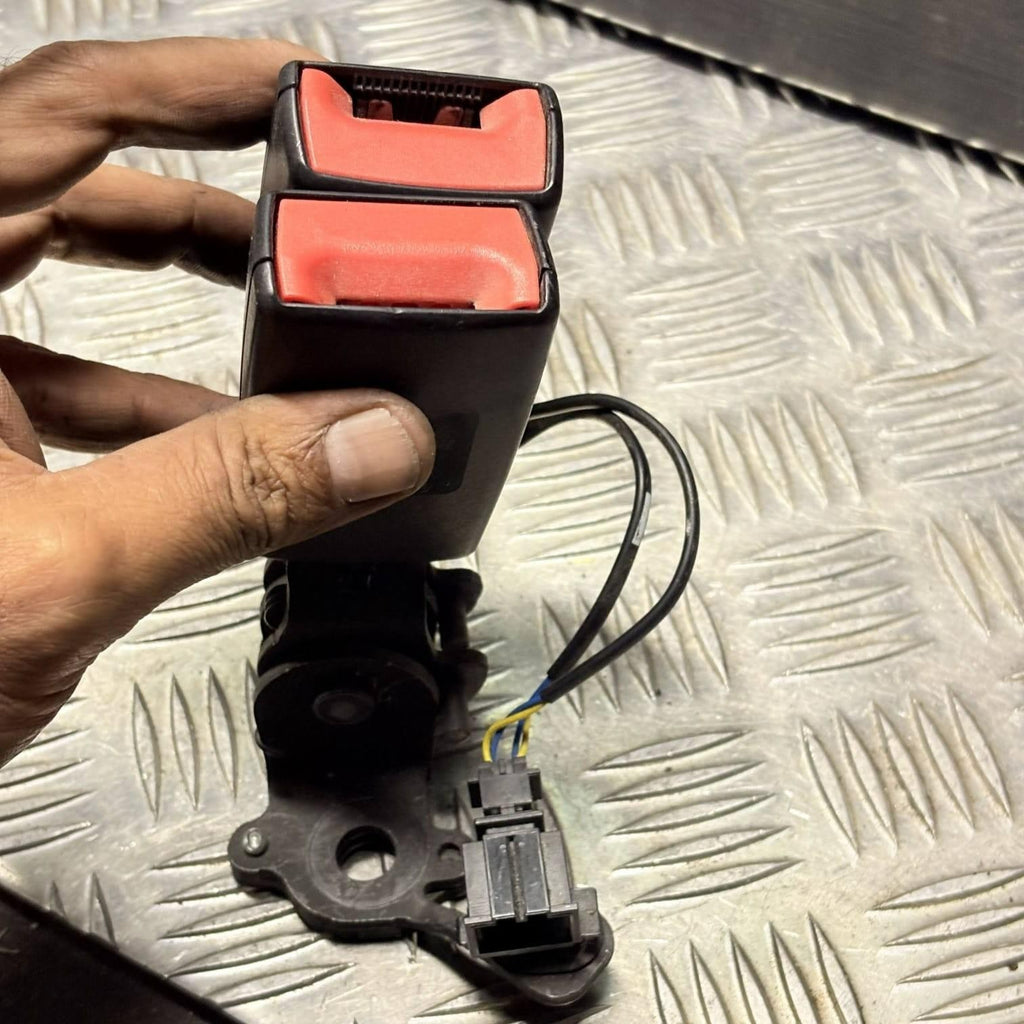 AUDI A3 S Line Nav Tfsi S-a Rear Seat Belt Stalk 8v0857739