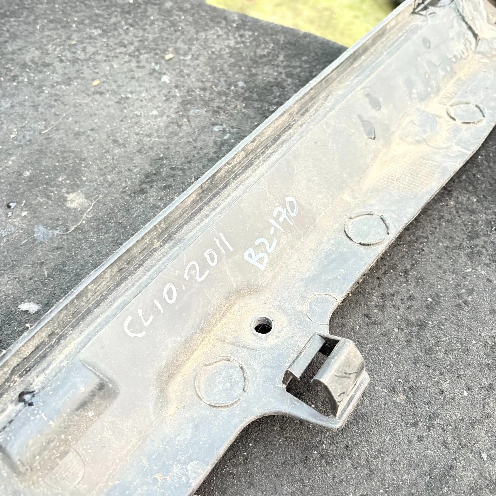 Renault Clio Mk3 2011 Front scuttle wiper panel trim 8200293491