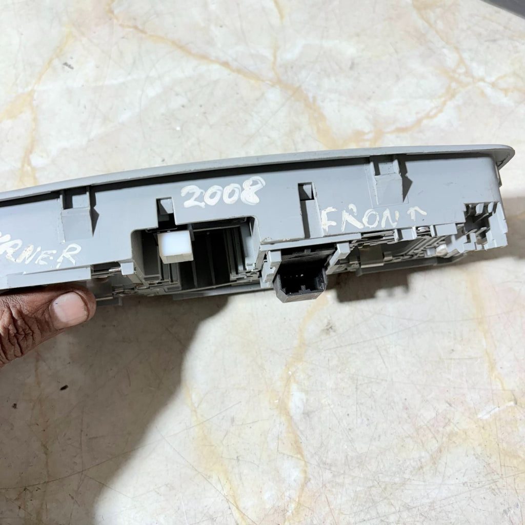 MITSUBISHI OUTLANDER 2008-2013 FRONT ROOF READING COURTESY LIGHT 8401A009ZZ