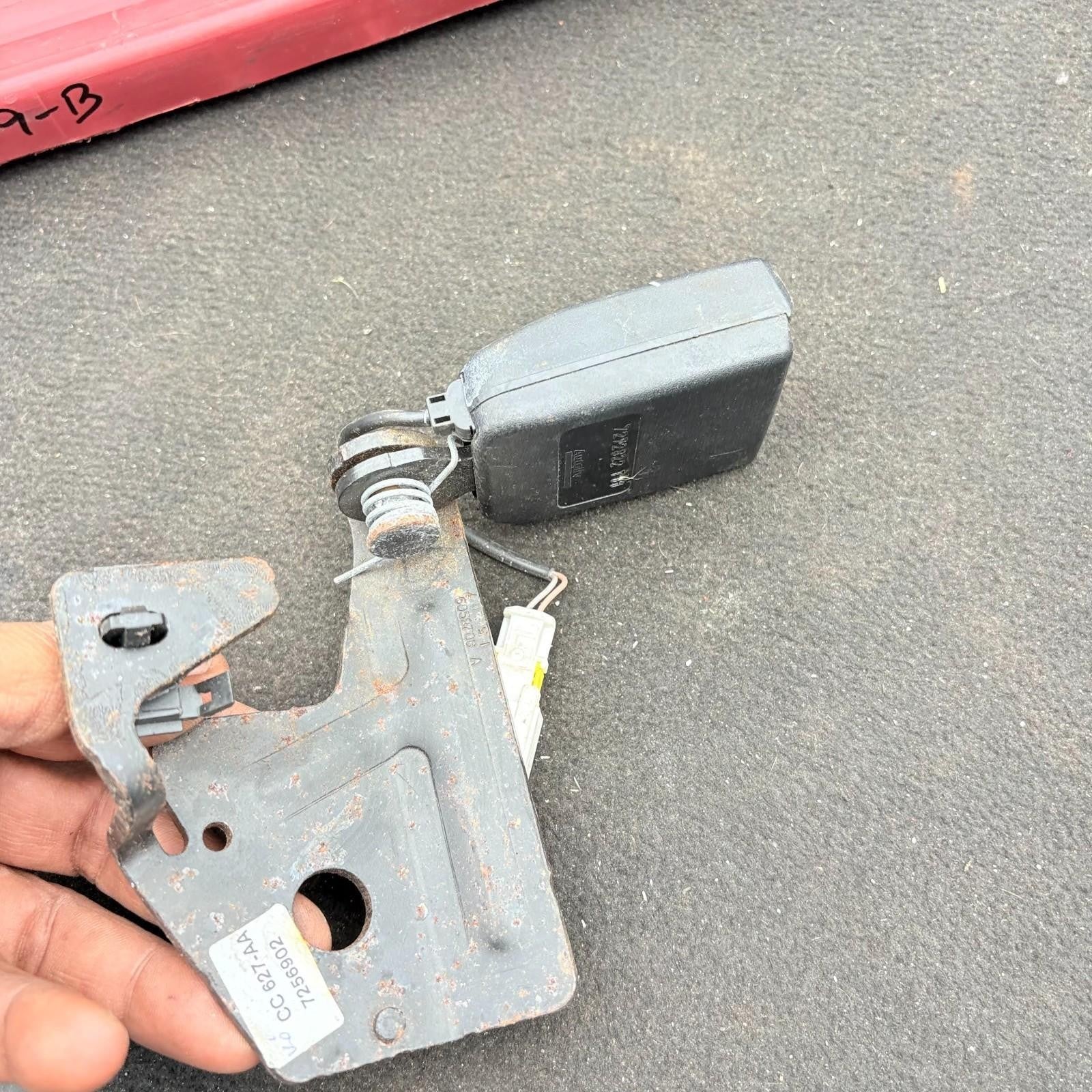 Citroen C4  2004-2010 Left Passenger N/S Rear Seat Belt Stalk Buckle 7256902
