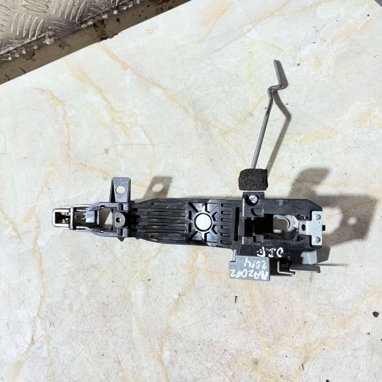MAZDA 2 2014 DRIVER SIDE FRONT EXTERIOR HANDLE INNER BRACKET
