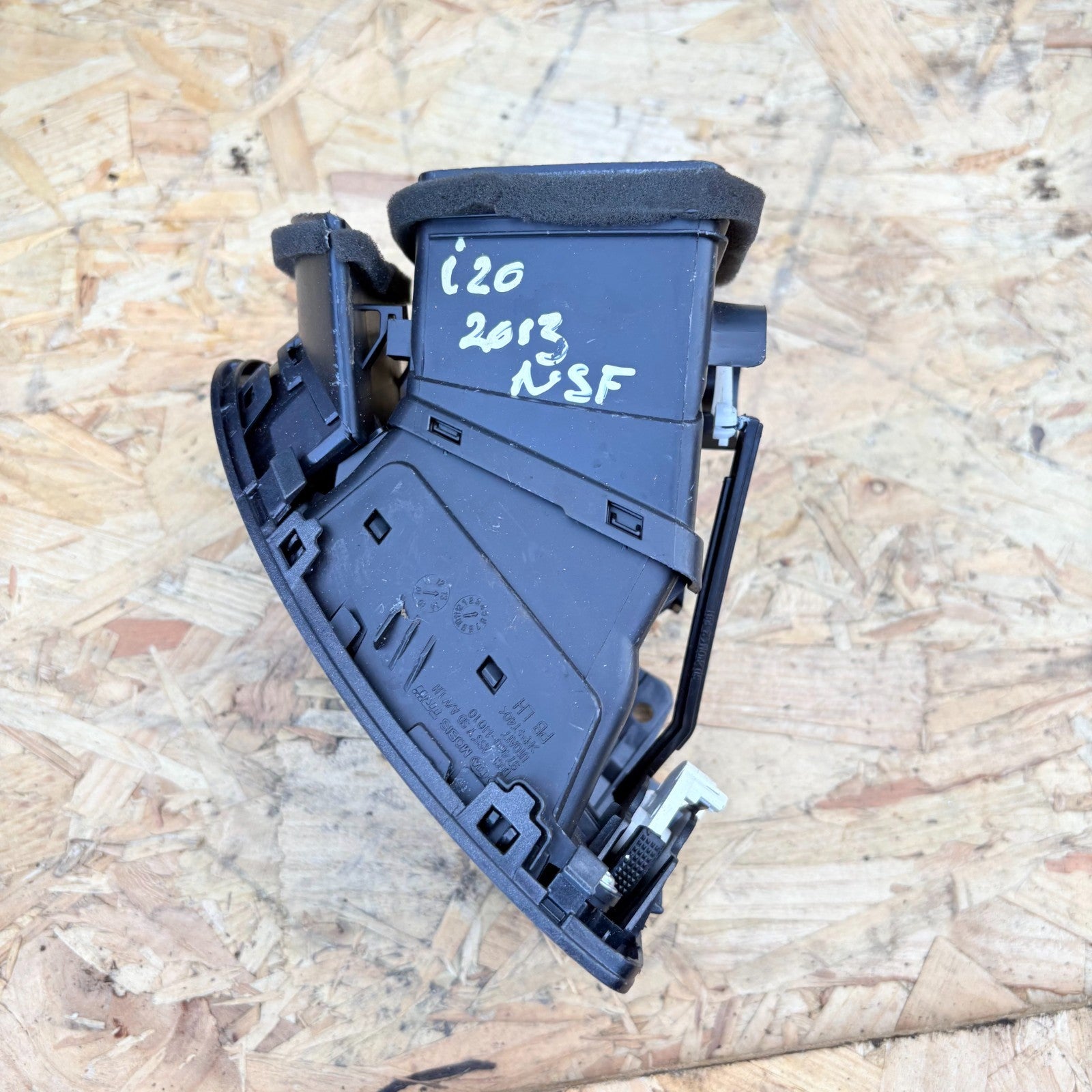 HYUNDAI I20 08-14 DASHBOARD AIR VENT LEFT PASSENGER SIDE NEARSIDE 97460-1J000