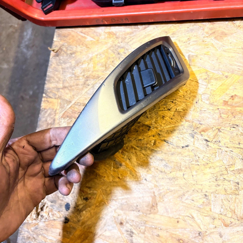 Ssangyong Korando MK3 2010 - 2016 N/S Passenger Front Centre Air Vent 6961M34400