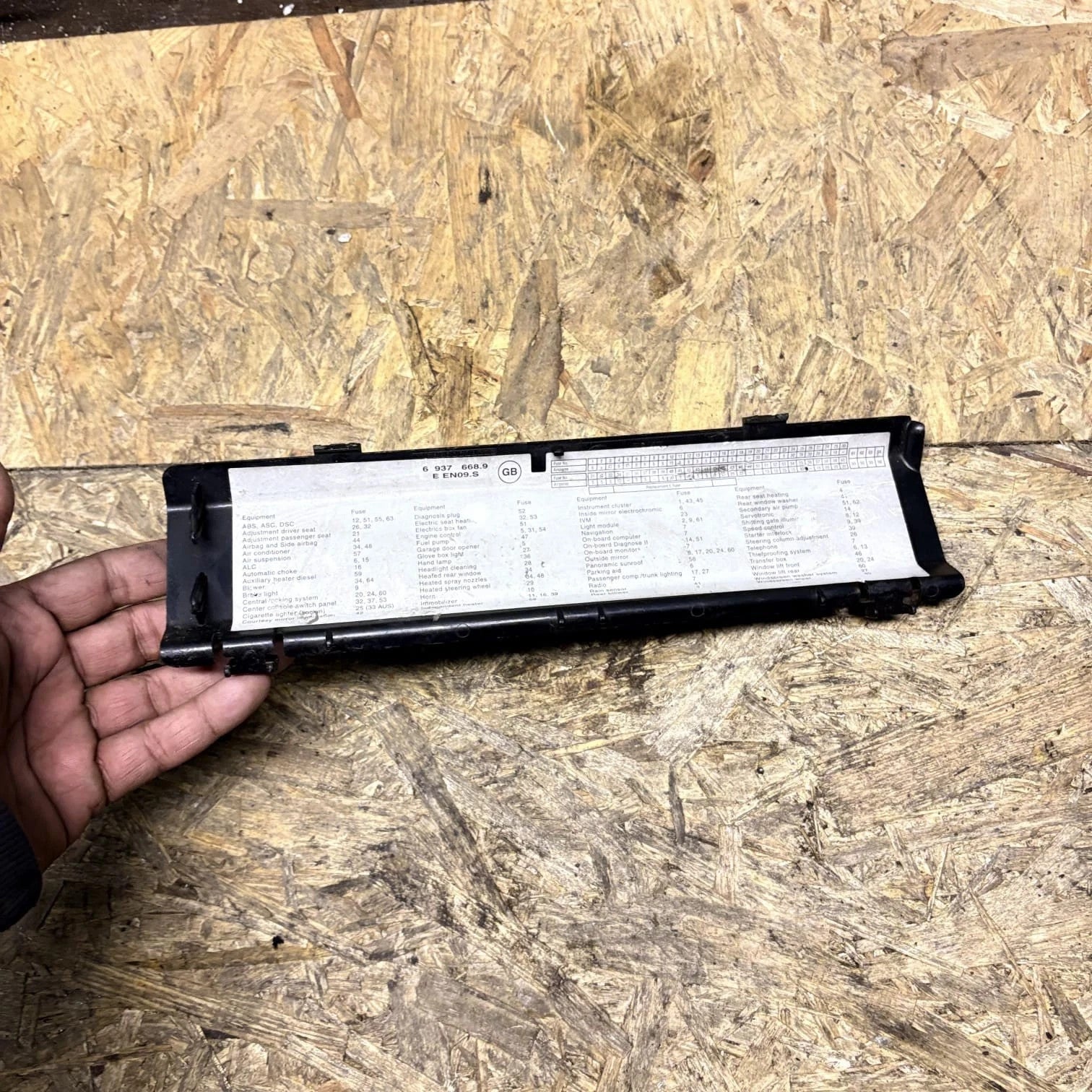 BMW X5 E53 Fuse Box Cover Panel 6937668 / 6937668.9 (1999-2006) Fuse Diagram Lid