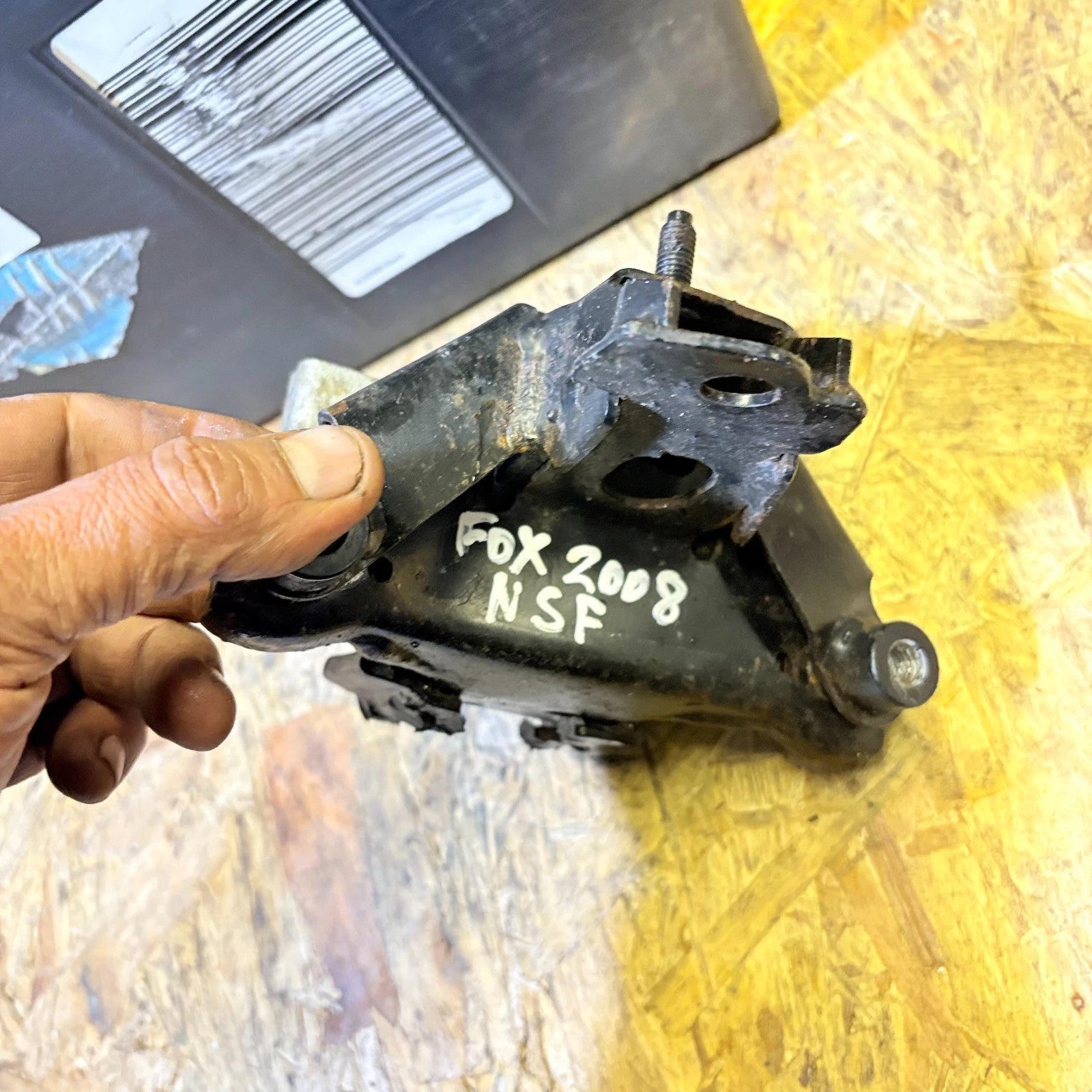 VOLKSWAGEN FOX 2008 PASSENGER LEFT FRONT ENGINE MOUNT