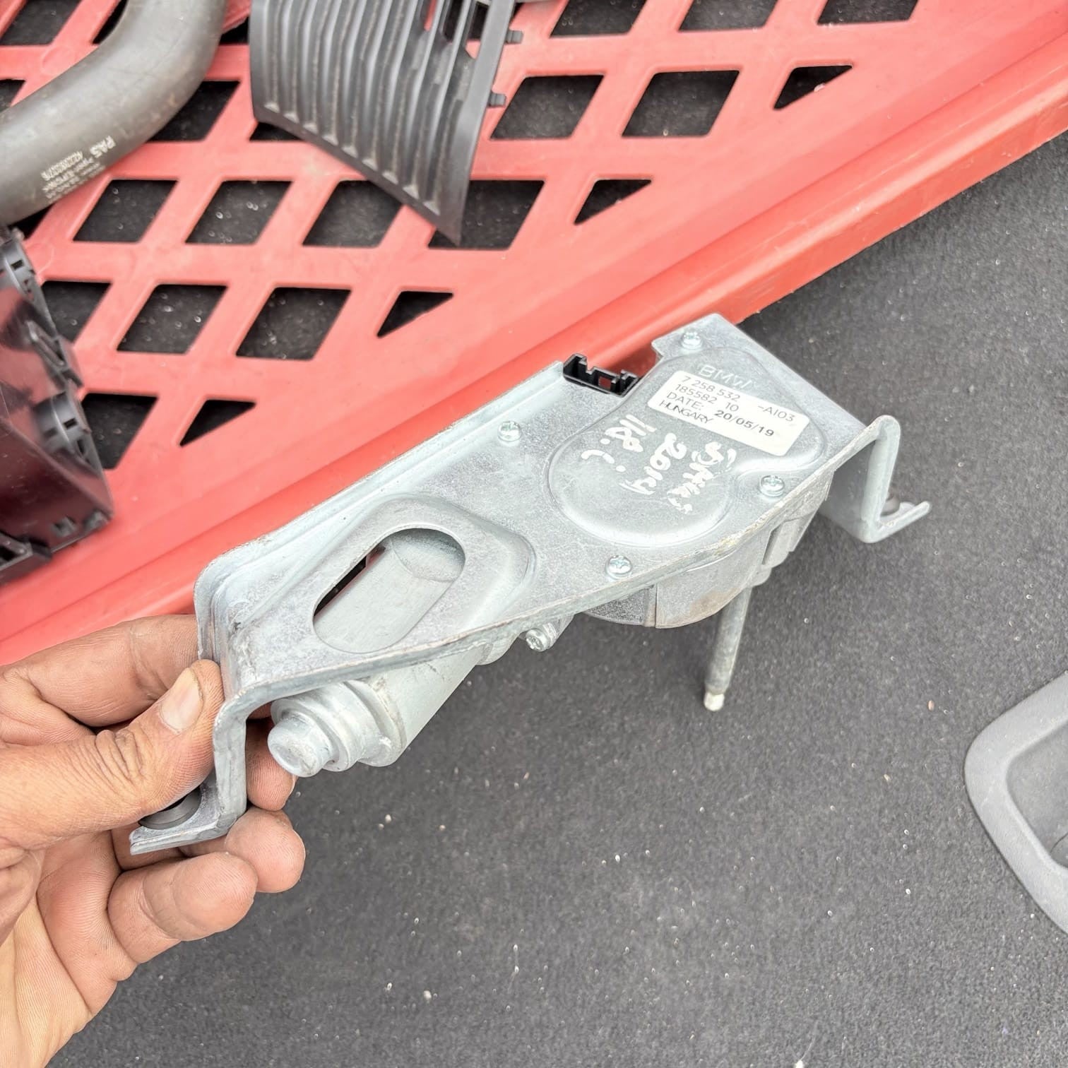 BMW 2019-2024 118i F40 REAR WINDSCREEN WIPER MOTOR 7258532