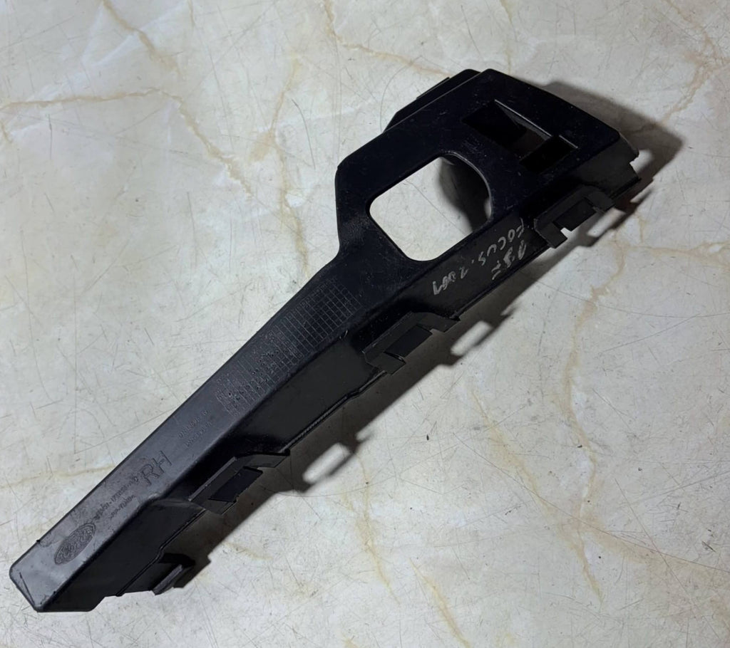 Ford Focus Mk2 04-08/C-Max 03-07 RH Bumper Bracket 1335698 4M51-17E856-AC