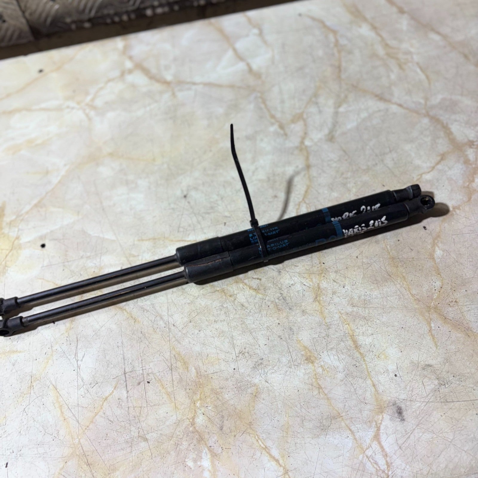 07-11 TOYOTA YARIS MK2 PAIR OF TAILGATE BOOT GAS STRUTS