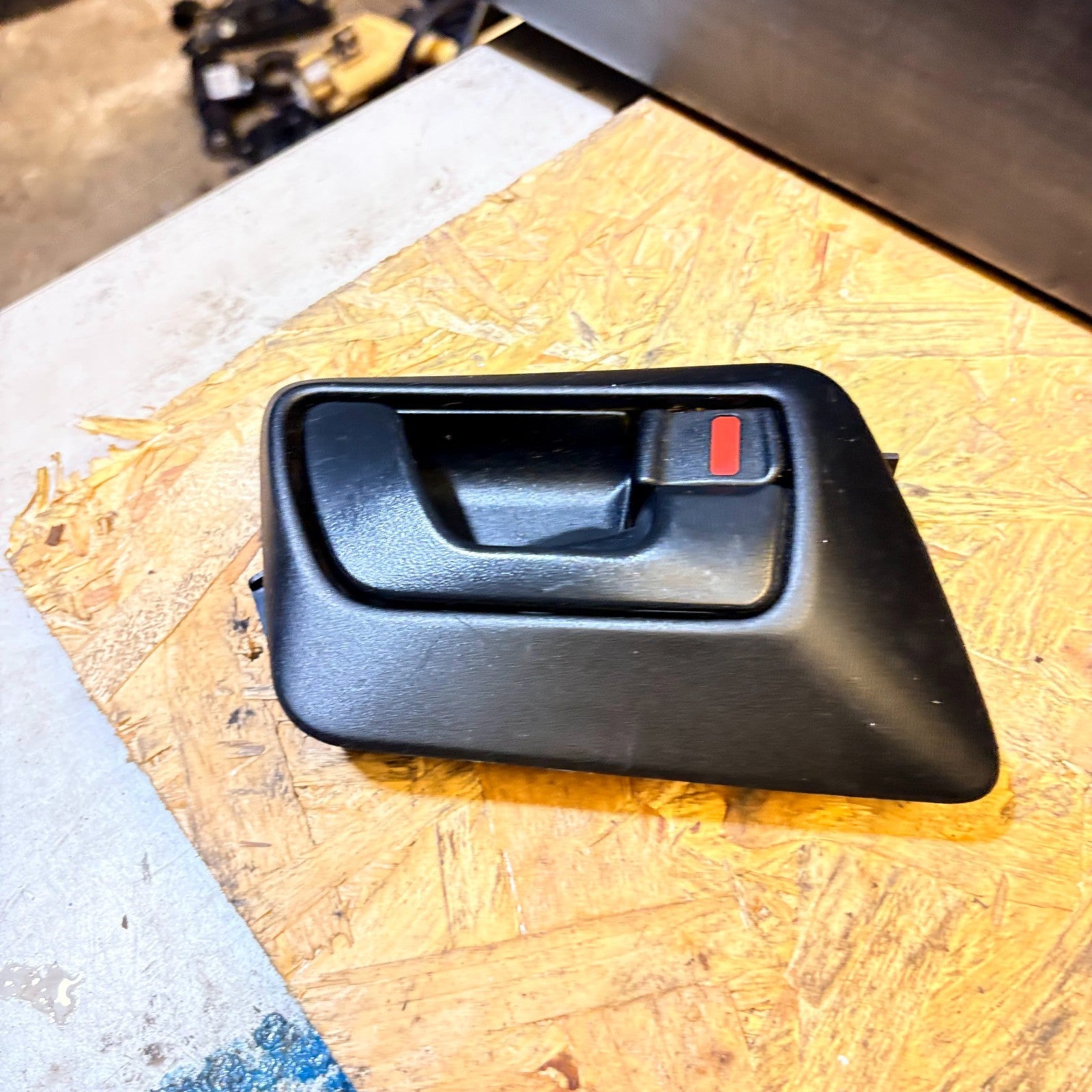 Inside Door Handle Right Rear for Mitsubishi SHOGUN 2004