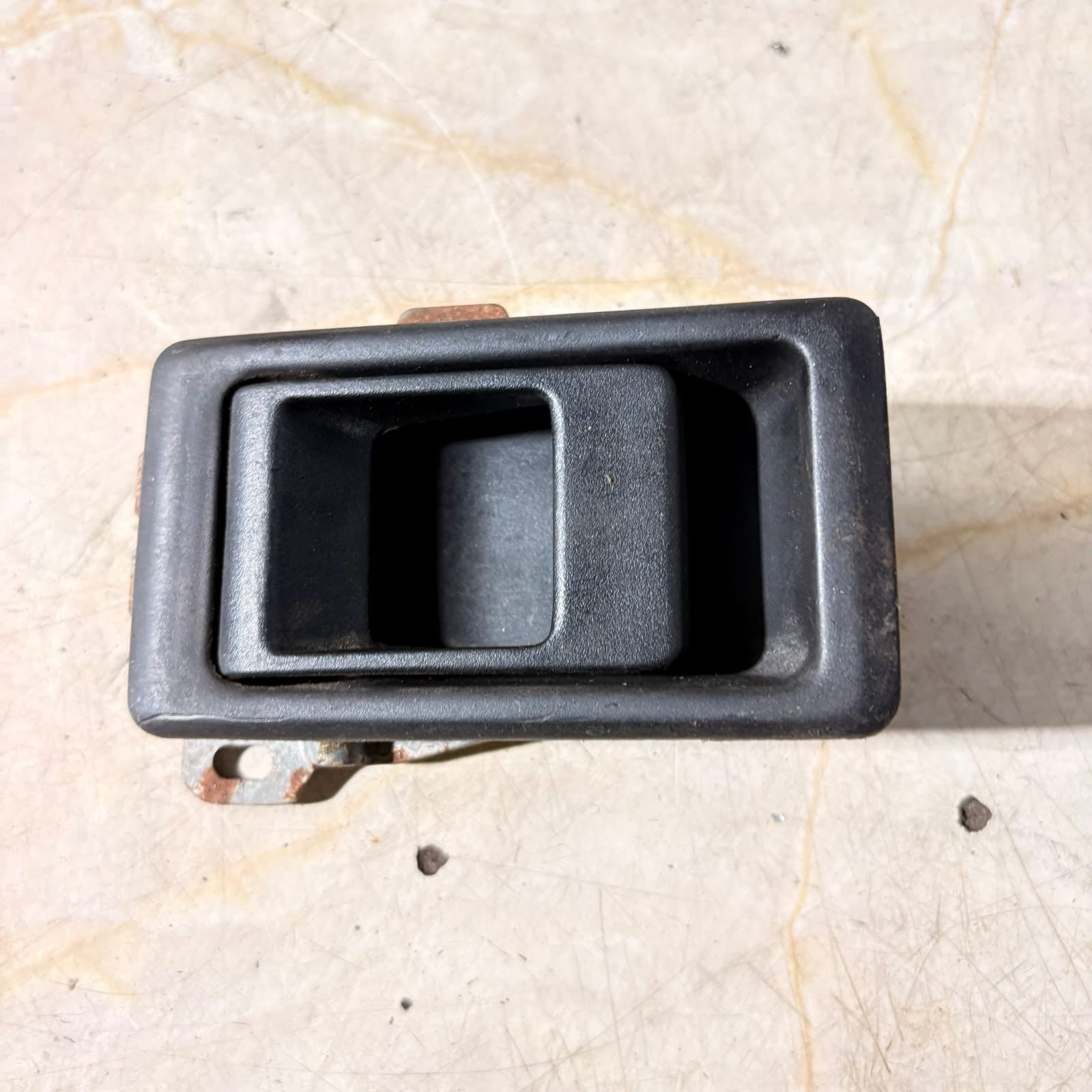 Freelander Interior Driver Front Door Release catchhandle Surround Defender 2005