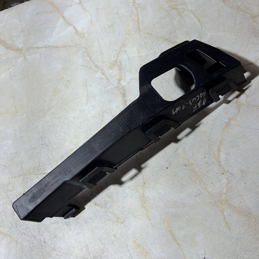 Ford Focus Mk2 04-08/C-Max 03-07 RH Bumper Bracket 1335698 4M51-17E856-AC