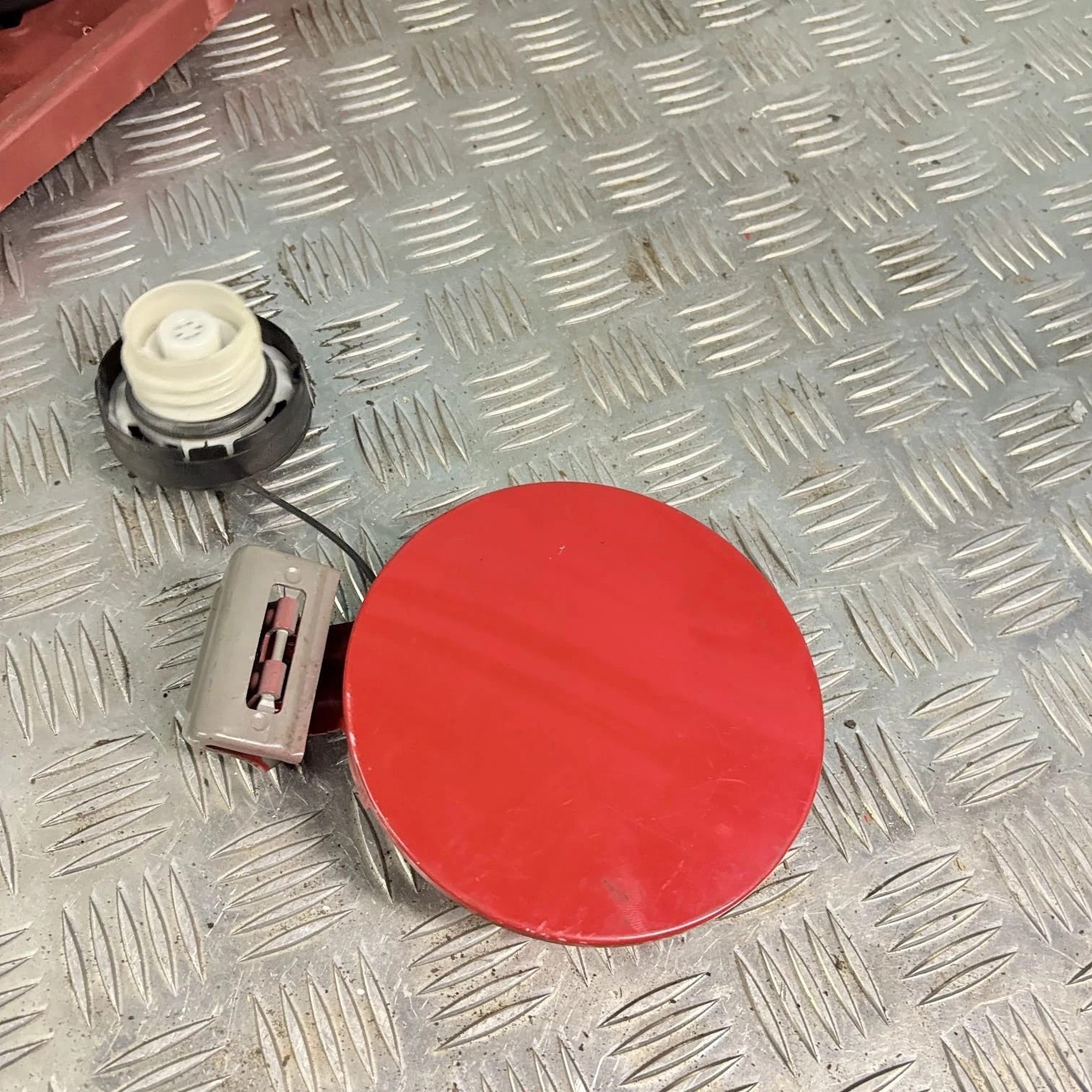 Suzuki Alto 2009-2014 Fuel Filler Flap Cover + Cap Red 5 Door Hatch Petrol Lid