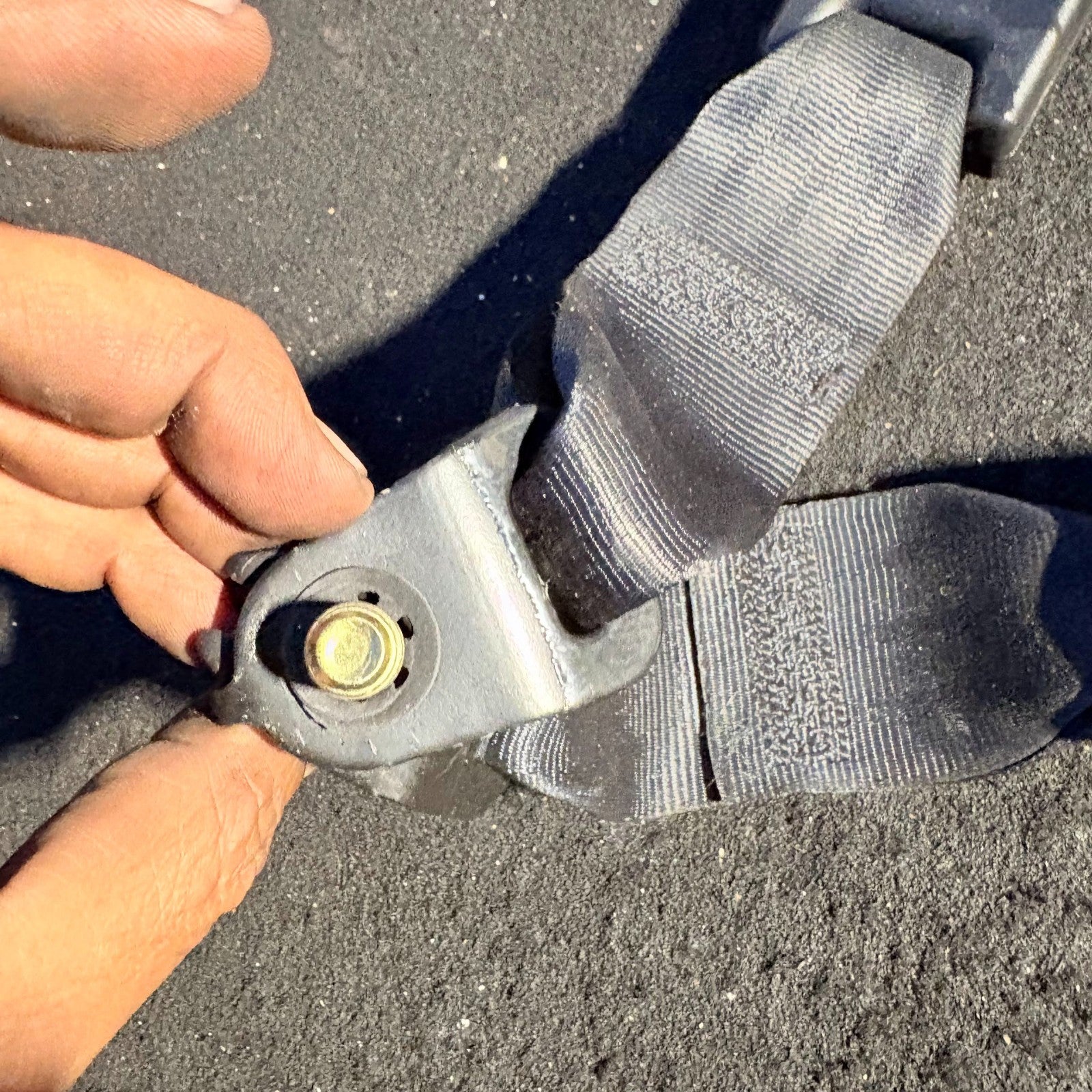 2005 MAZDA 3 DOUBLE SEAT BELT BUCKLE