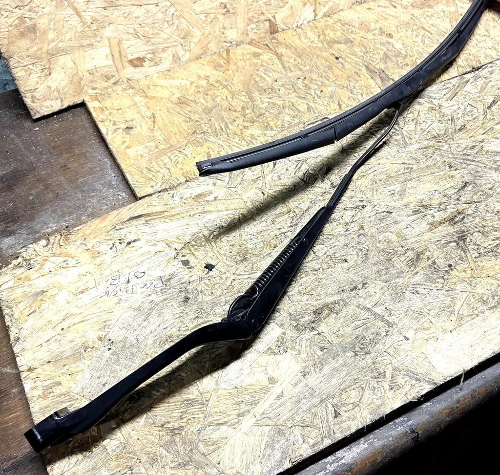 2015 LAND ROVER Discovery L550 DRIVER FRONT SIDE WIPER ARM 236A1