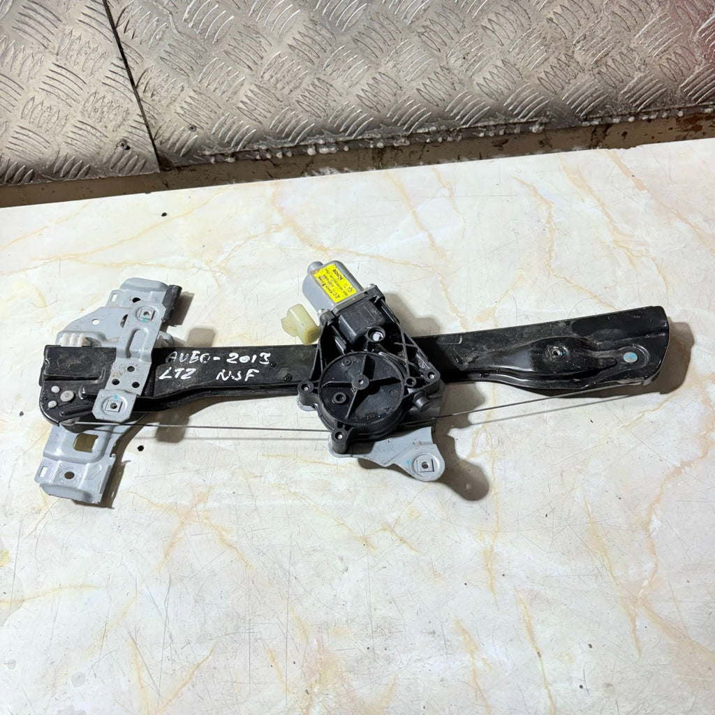2013 CHEVROLET AVEO PASSENGER FRONT LEFT SIDE WINDOW MOTOR REGULATOR
