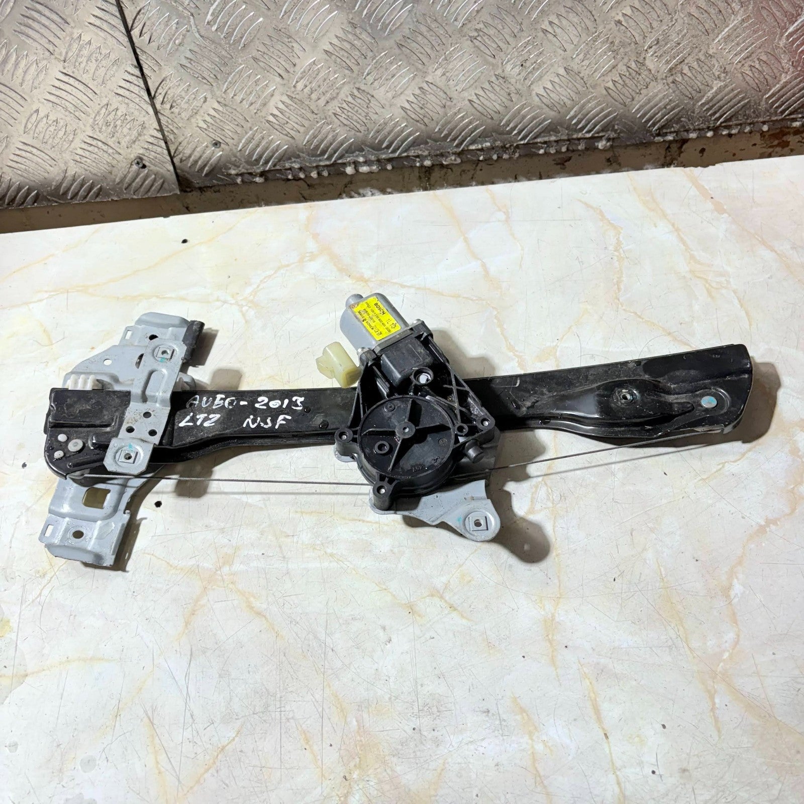 2013 CHEVROLET AVEO PASSENGER FRONT LEFT SIDE WINDOW MOTOR REGULATOR
