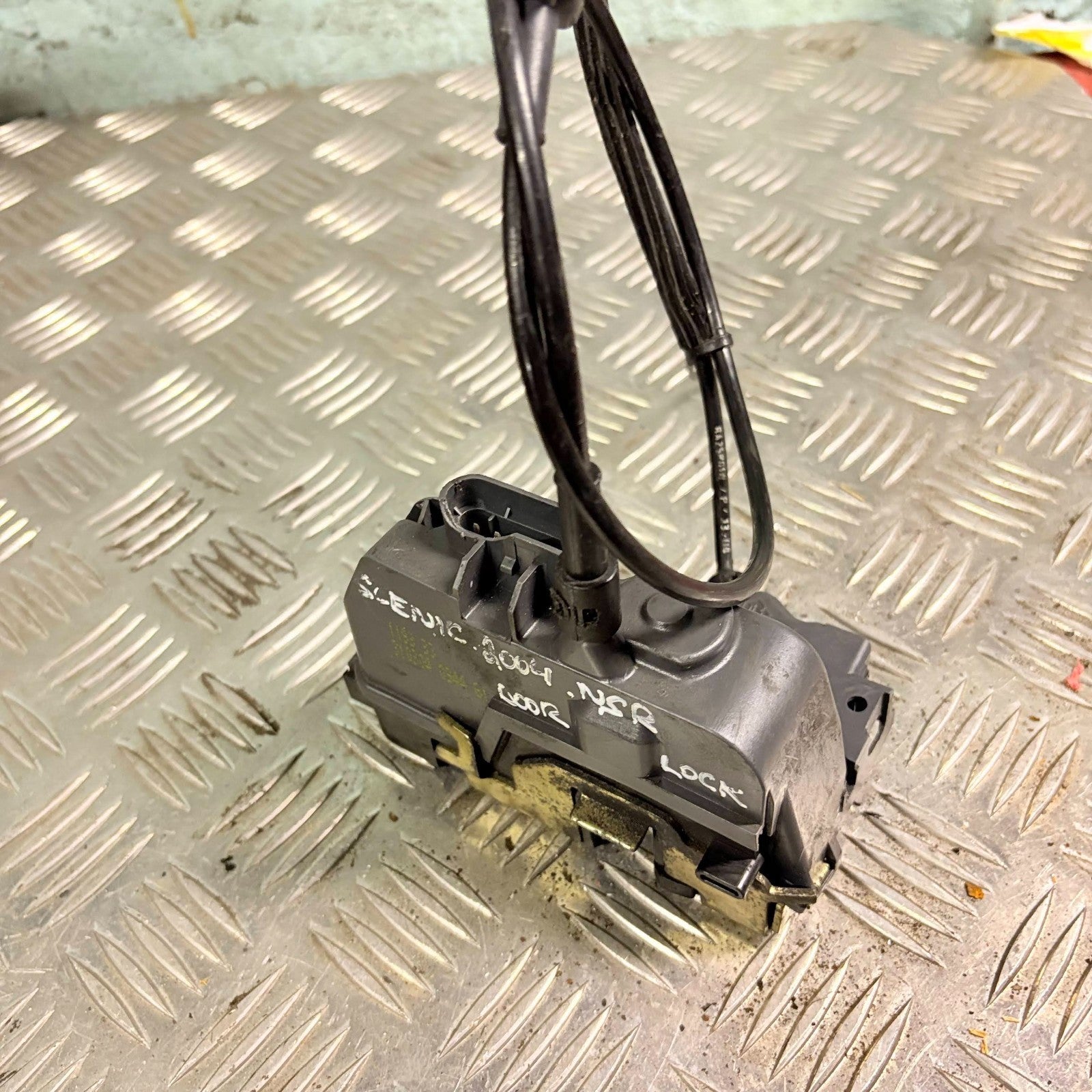 RENAULT SCENIC 2003-209 NSR PASSENGER REAR LEFT SIDE DOOR LOCK CATCH