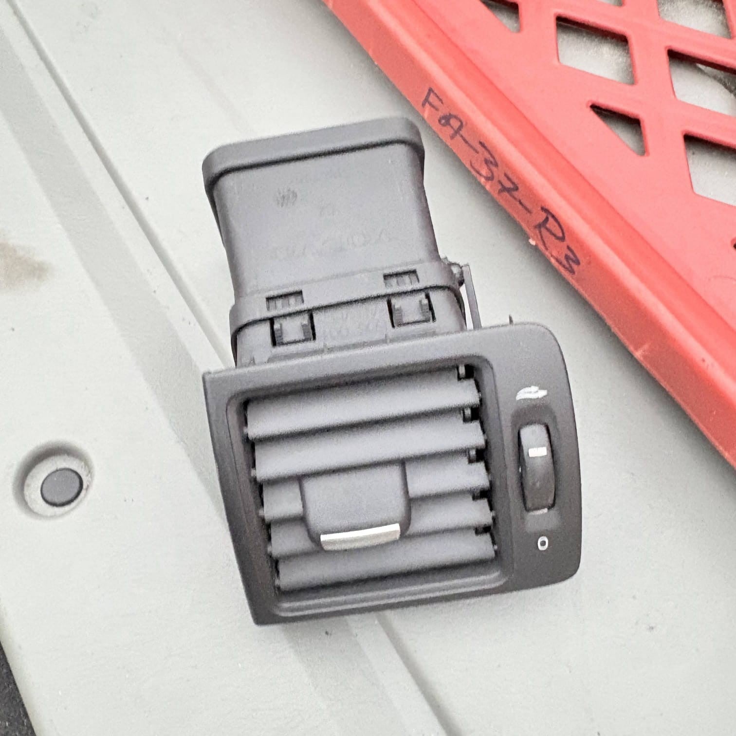 Volvo V50 2004-2012 Passenger LH Dash Side Air Vent 39888287 S40 C30 C70