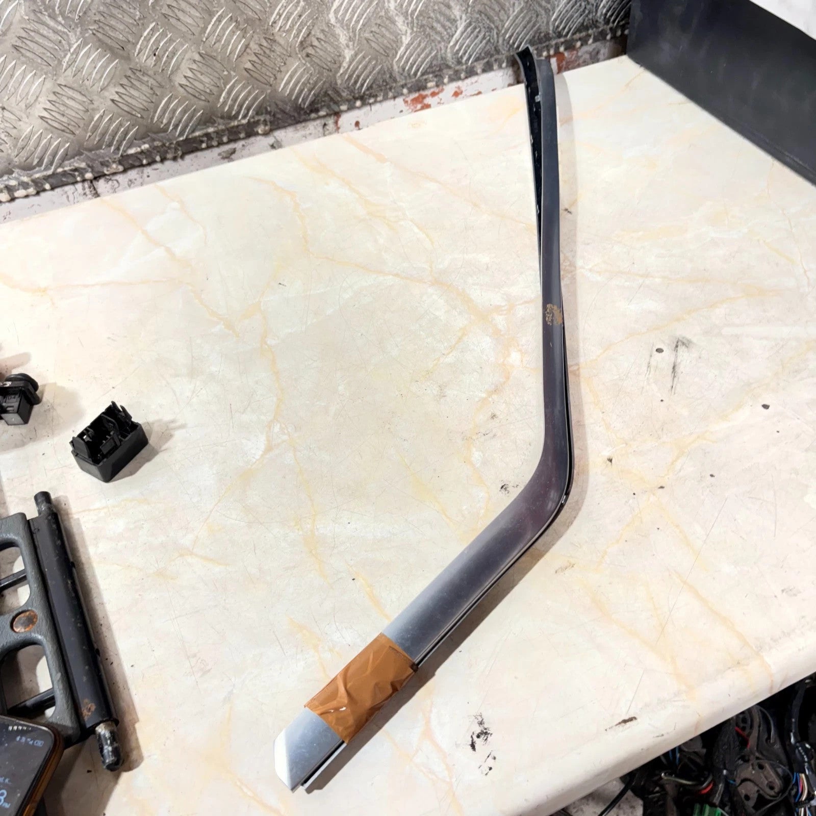 Volvo XC40 2.0 T4 2019 Passenger Front Left Door Window Trim Strip
