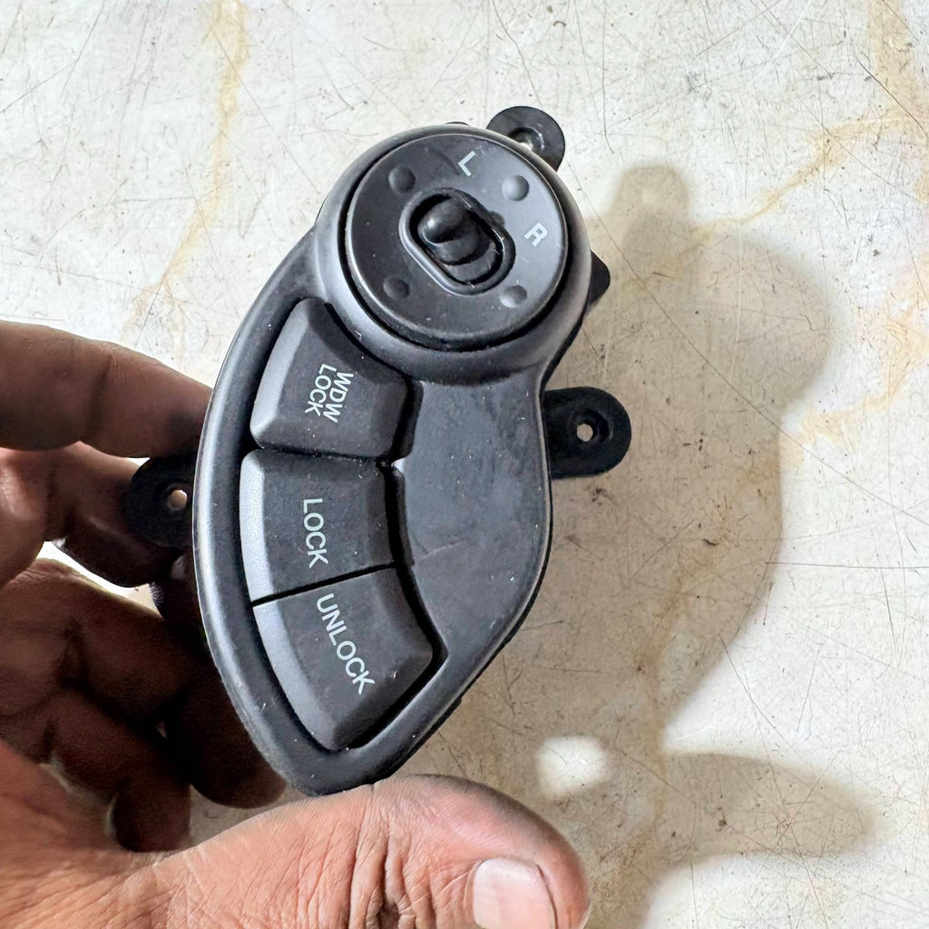 HYUNDAI SANTA FE 2002 MK1 5DR DRIVERS FRONT MIRROR CONTROL SWITCH 93530-26500
