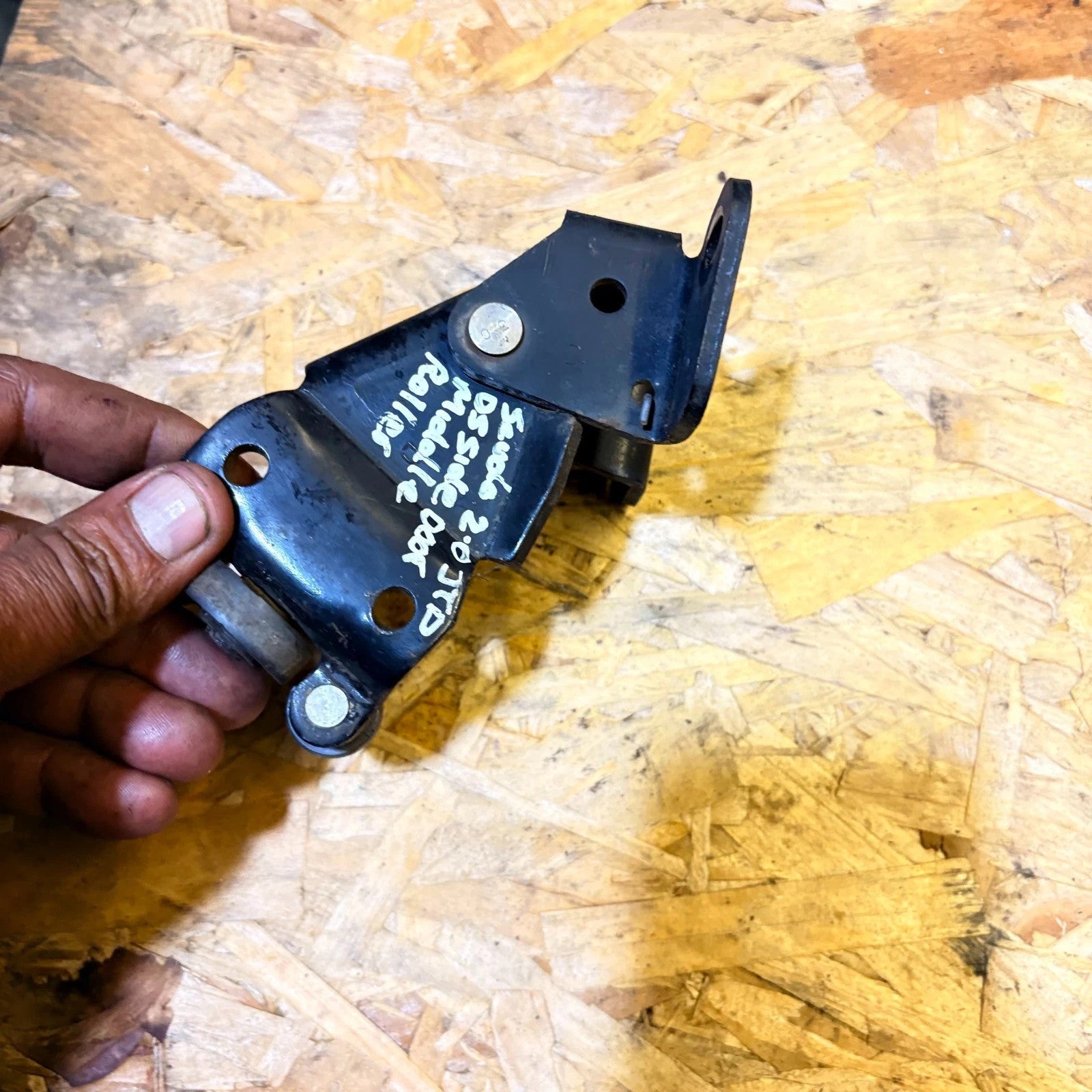 FIAT SCUDO O/S SIDE DOOR MIDDLE ROLLER 2007 - 2015
