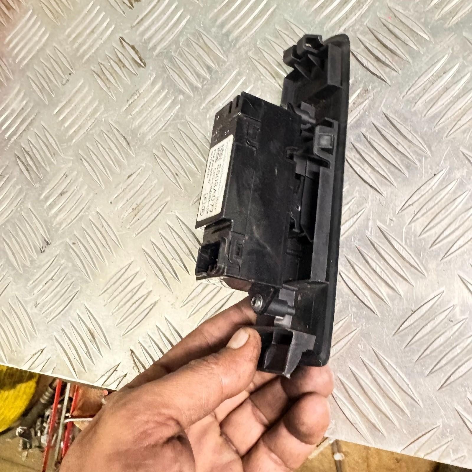 2006 MITSUBISHI COLT FRONT LEFT PASSENGER SIDE WINDOW SWITCH 8608A077