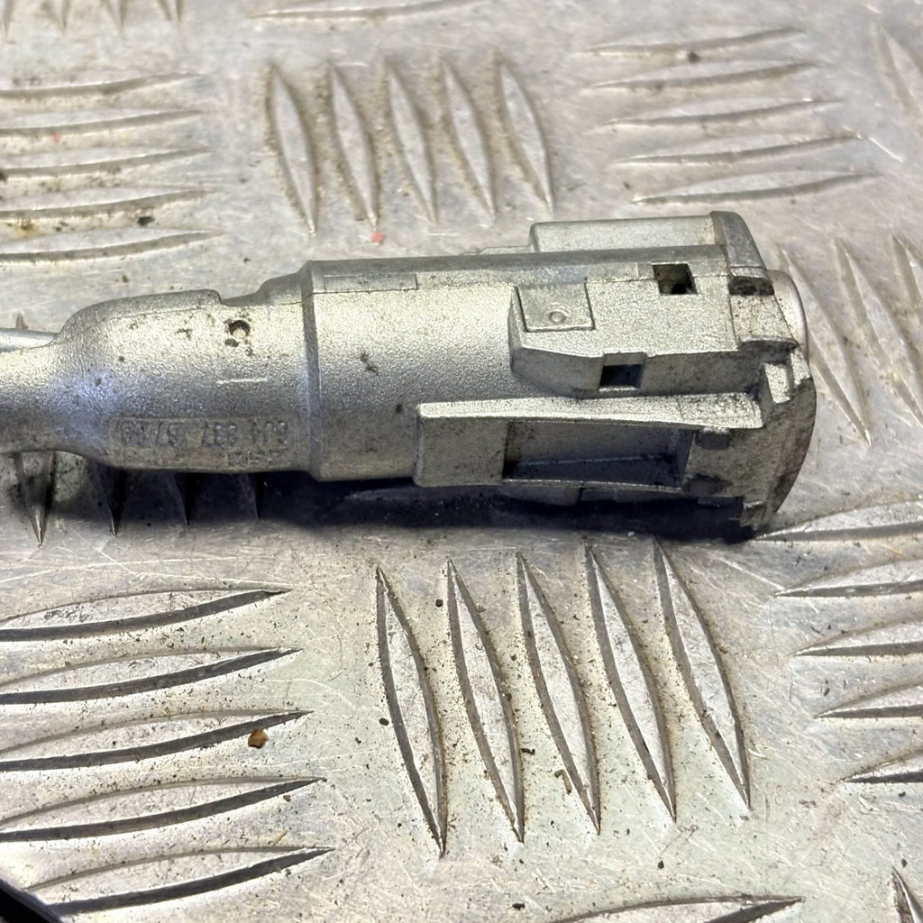 VW Touran 1T 2003-2015 Front Left Door Lock Cylinder Housing 5N0837167 107837167