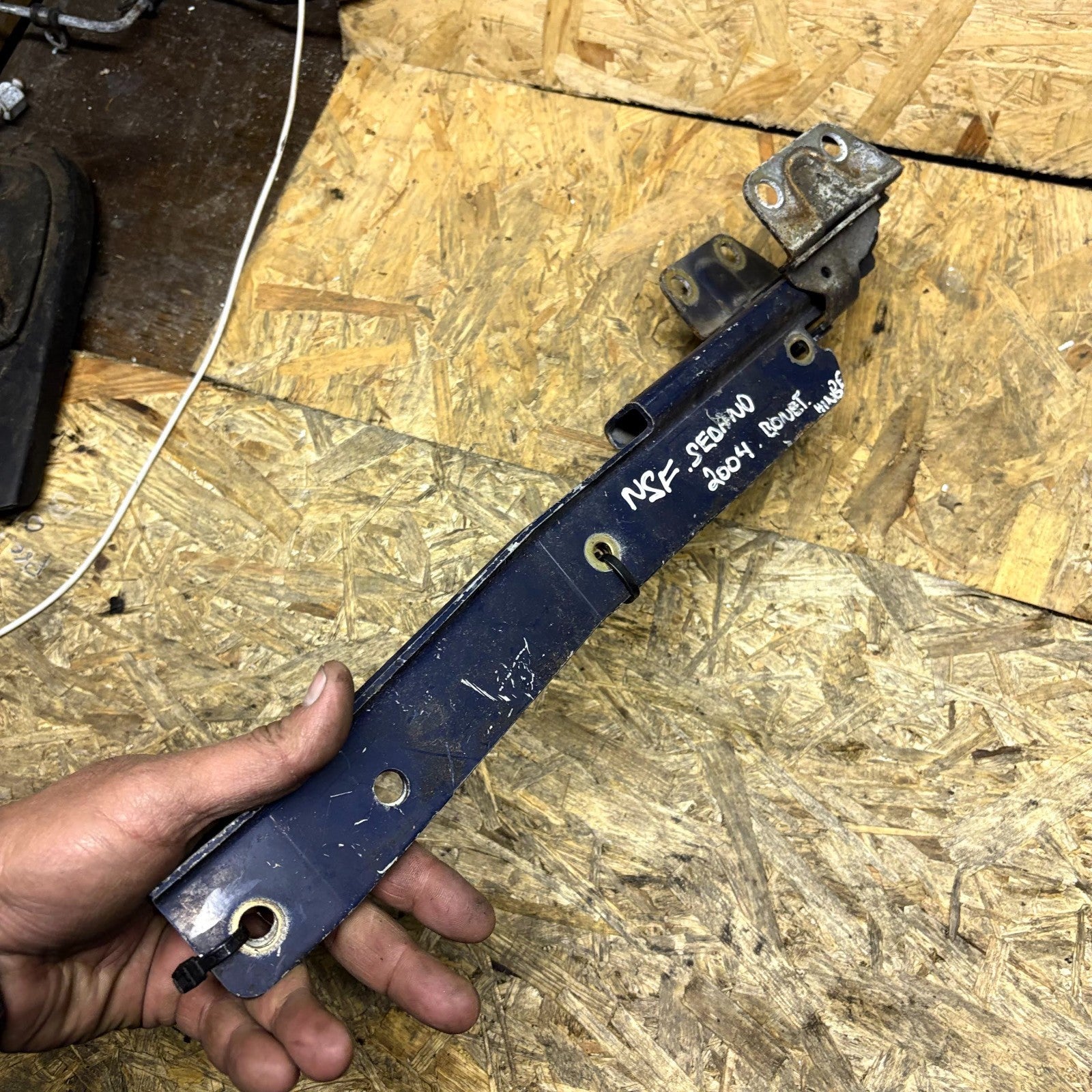 Kia Sedona 2002-2005 Front Right Bonnet Hinge OSF Replacement