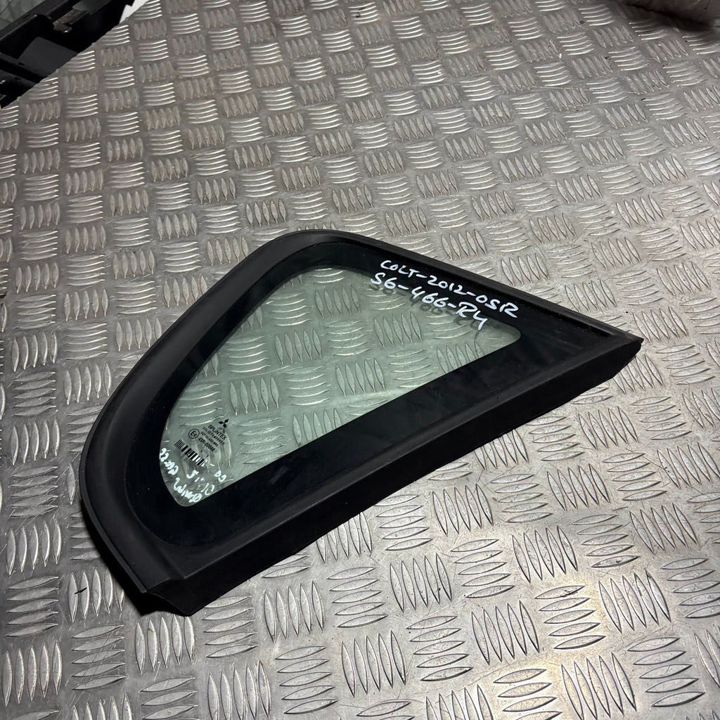 MITSUBISHI COLT MK6 Z30 5 DR REAR RIGHT QUARTER WINDOW GLASS 2004-2013 MR957060