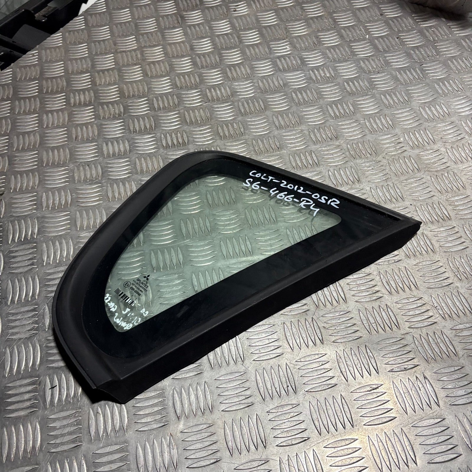 MITSUBISHI COLT MK6 Z30 5 DR REAR RIGHT QUARTER WINDOW GLASS 2004-2013 MR957060