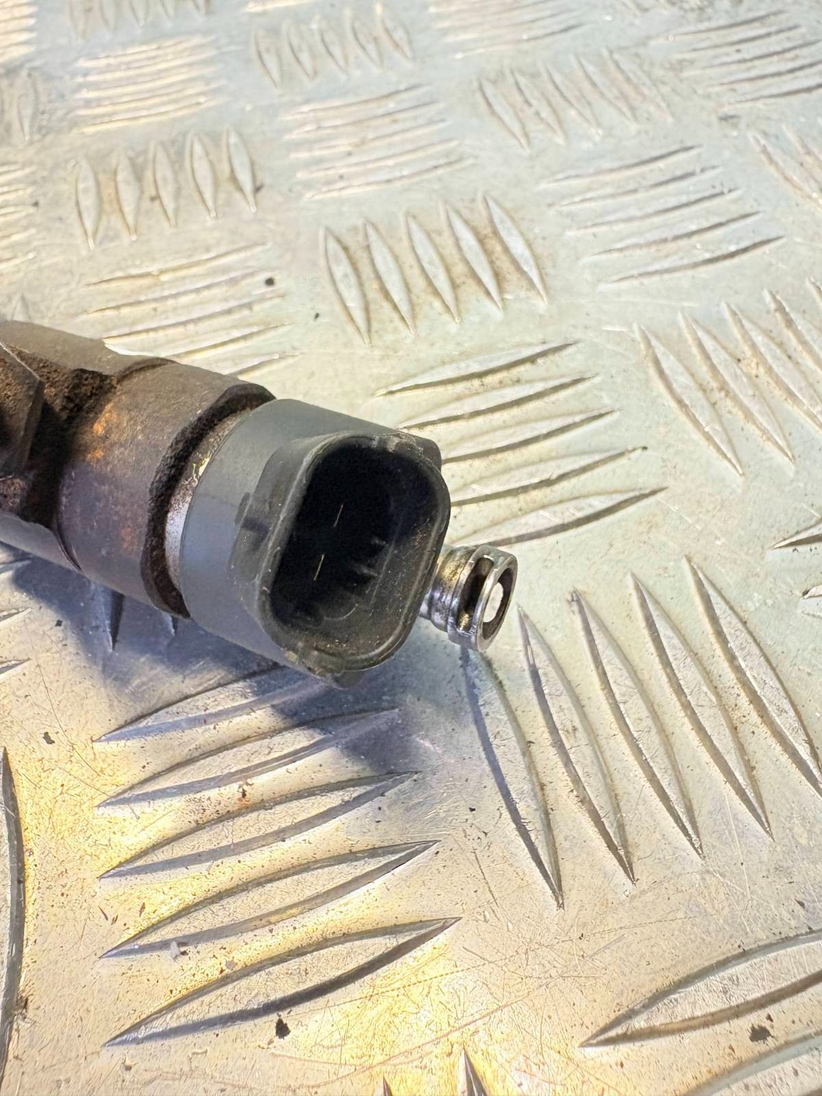 Iveco Daily 2001 Diesel Fuel Injector ()-Match Part Number & Connector