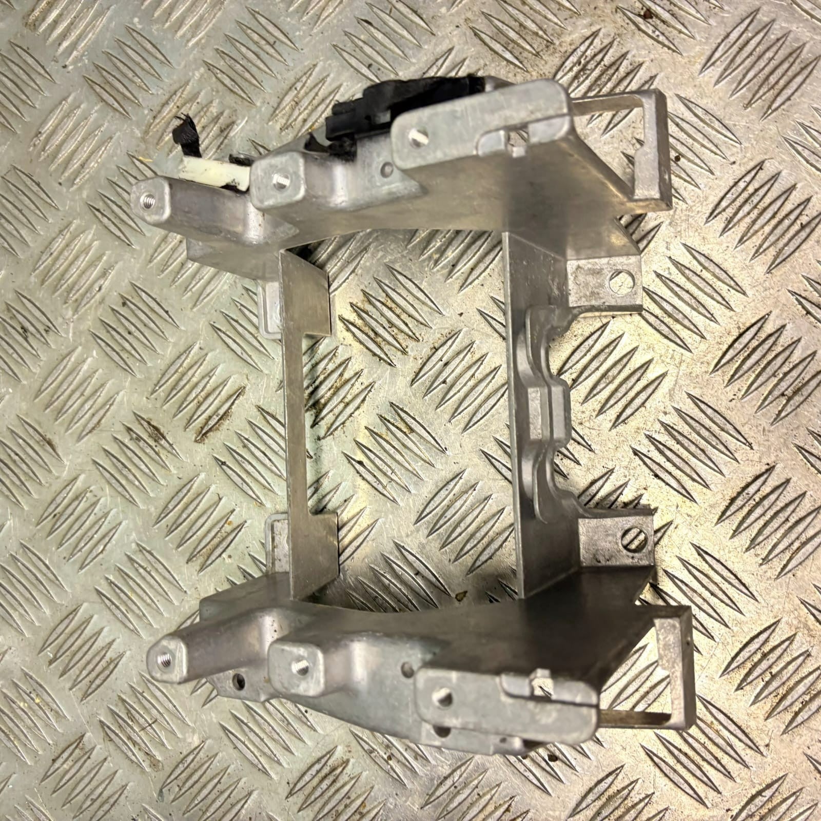 2004 AUDI Q7 FRONT ARMREST CENTER CONSOLE SUPPORT MOUNT BRACKET