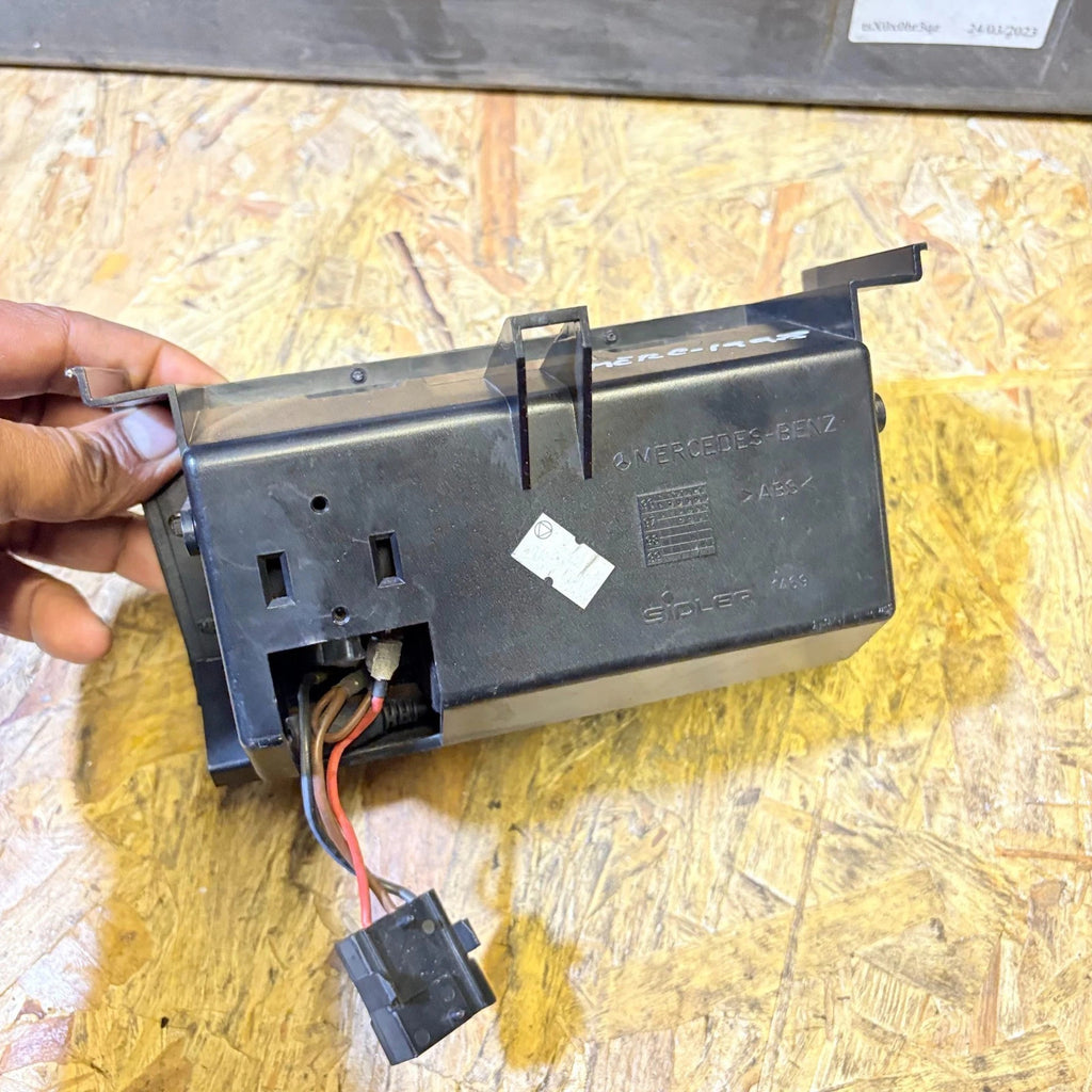 1998 MERCEDES ASHTRAY AND POWER SOCKET