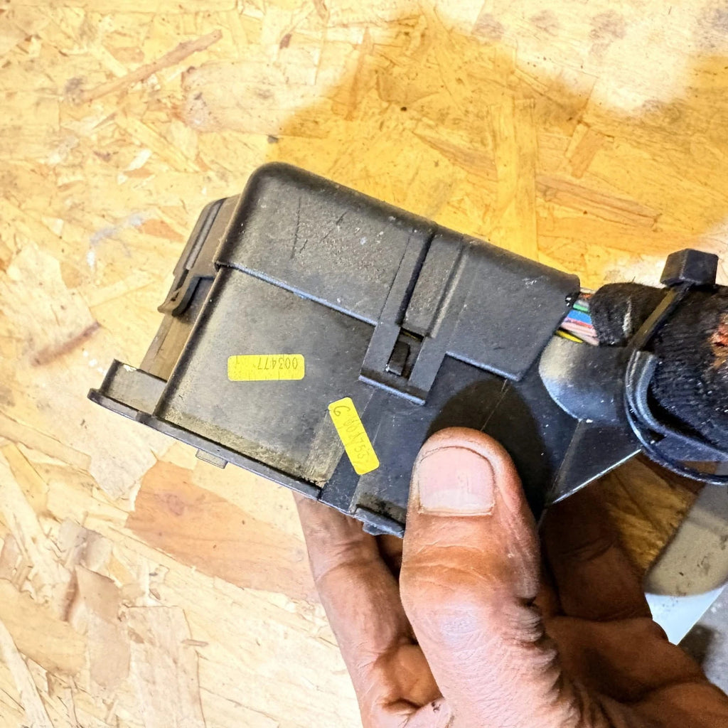 AUDI A8 D3 3.0 TDI DIESEL FUSE RELAY BOX 8D1941824 30680111 2000