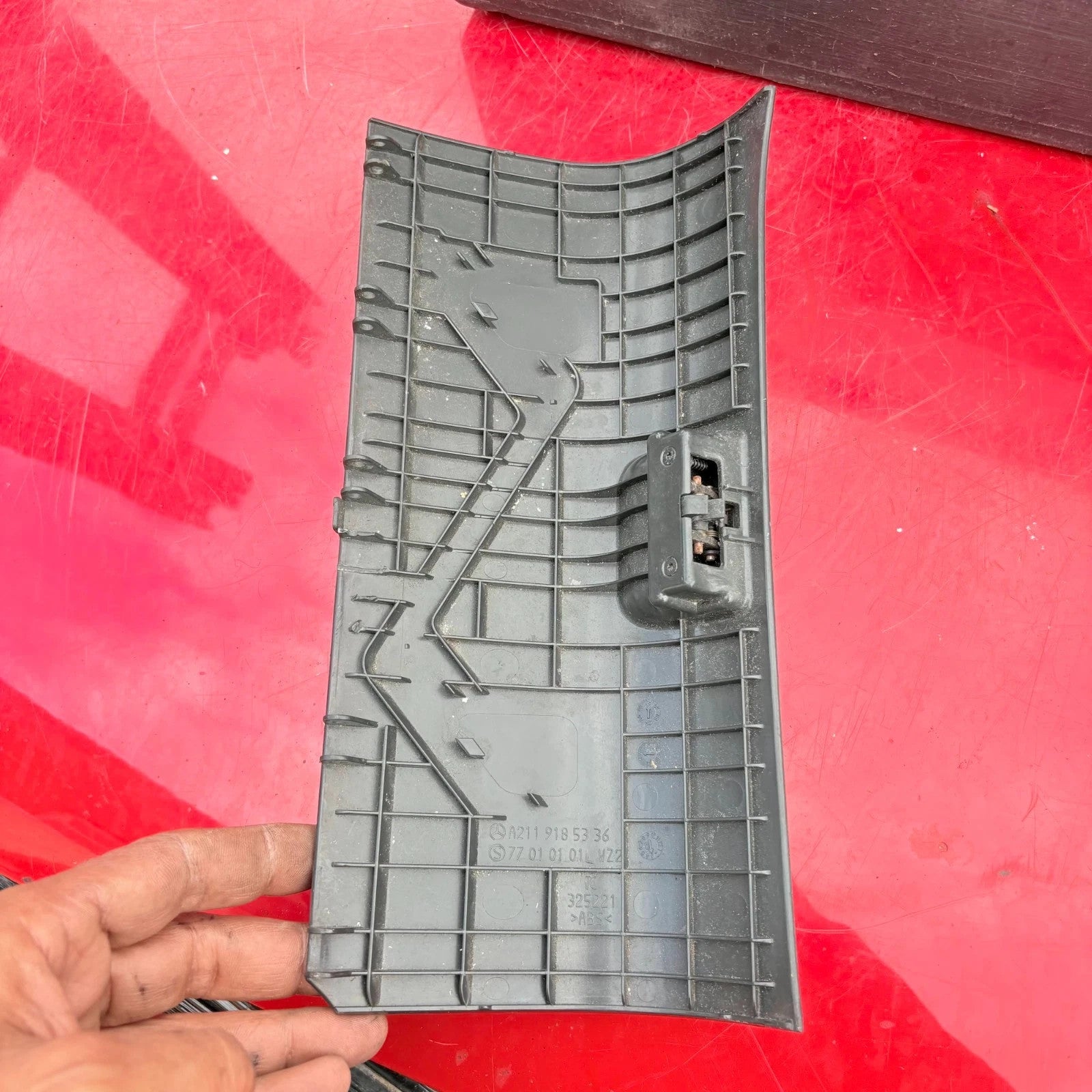 A2119185336 Mercedes Benz W211 Plastic Trim Cover Bracket 2002-2009