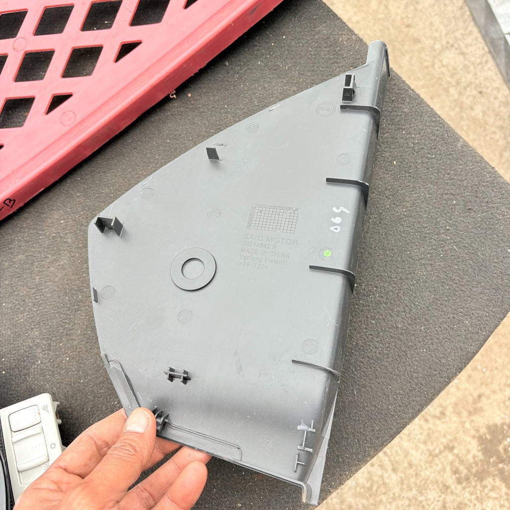MG6 2014 FRONT DRIVER RIGHT SIDE DASHBOARD END PANEL COVER TRIM 30014642