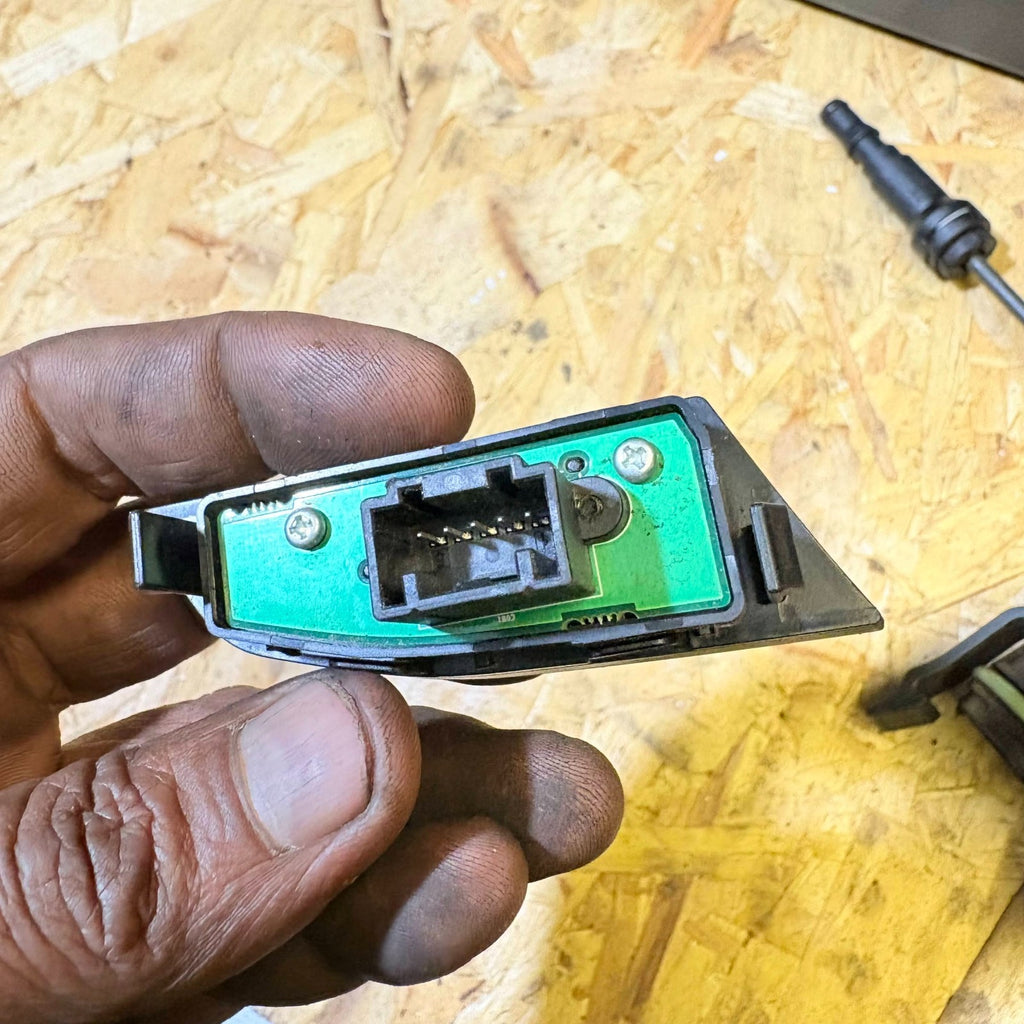 Nissan MICRA K14 Induction Charger