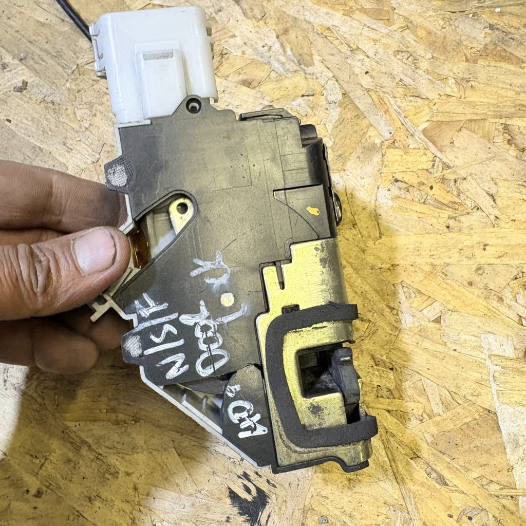 PEUGEOT 407 SW 6E Passenger Front Door Lock 9660698680 2.0 Petrol 103kw NSF