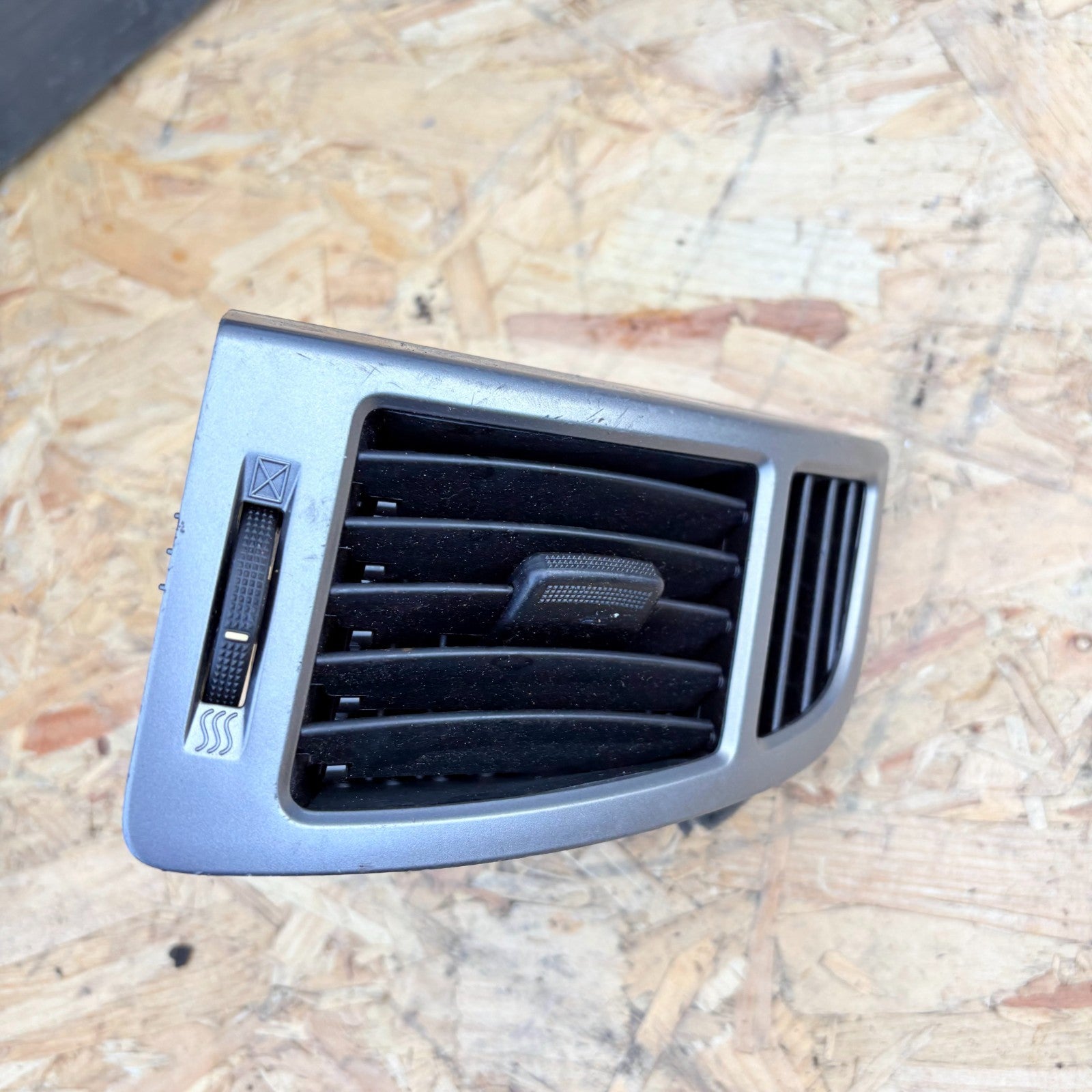 HYUNDAI I20 08-14 DASHBOARD AIR VENT LEFT PASSENGER SIDE NEARSIDE 97460-1J000