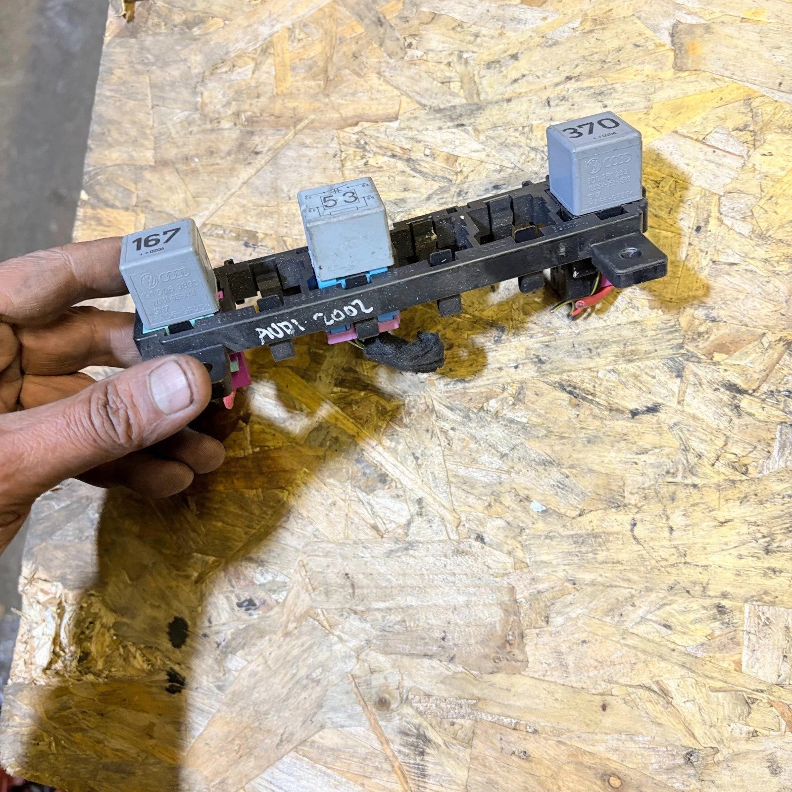 AUDI A4 2002 FUSE RELAY BOX BRACKET 8E0937503