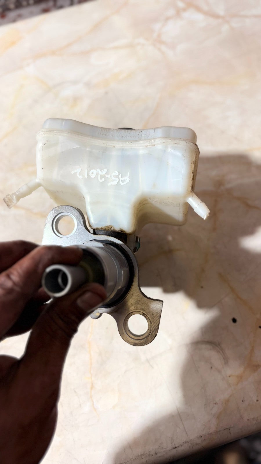 AUDI A5 2012 BRAKE MASTER CYLINDER & BOTTLE 8K0611021A
