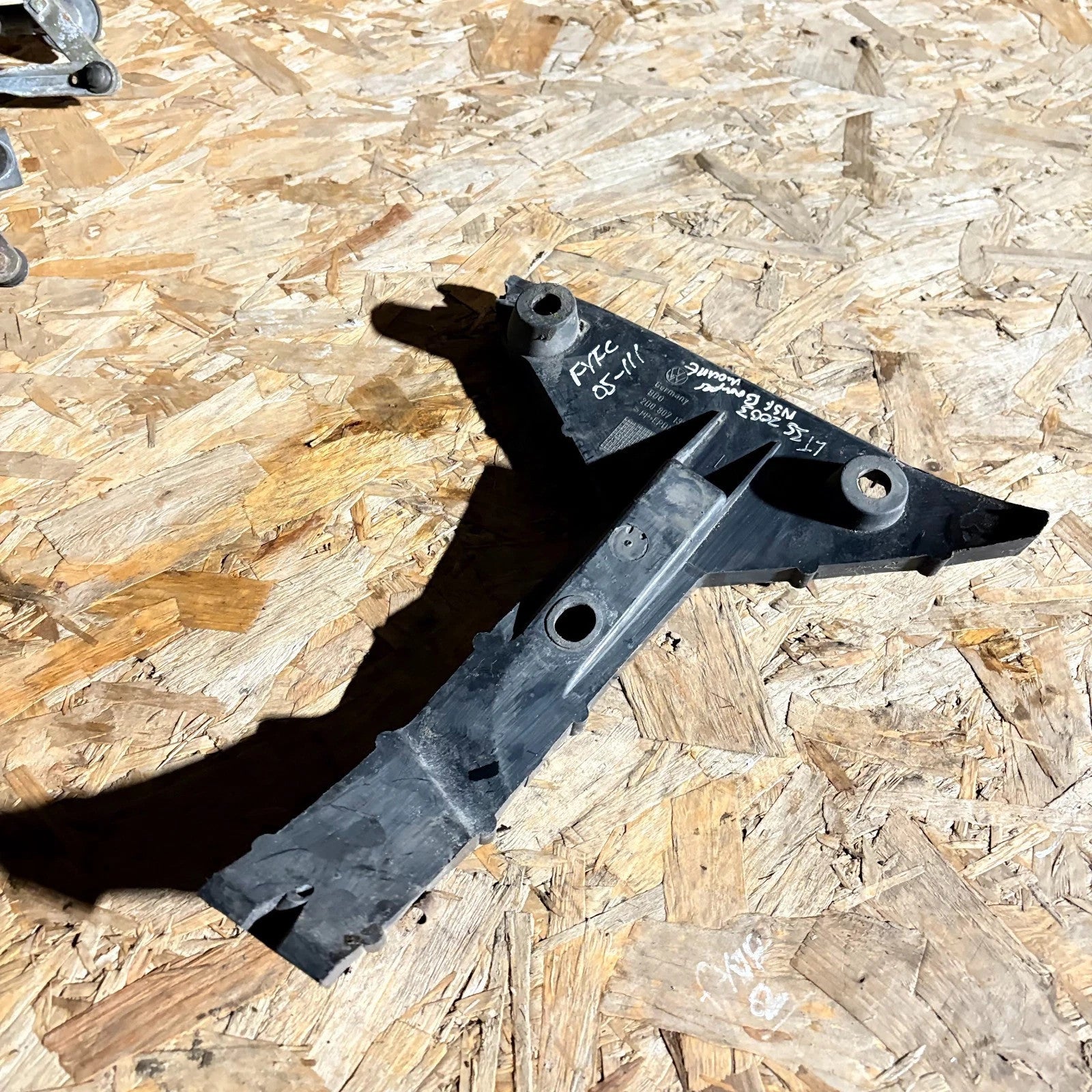 VW LT 35 1996?2006 Front Left Passenger Side Bumper Mount Bracket 2D0807135